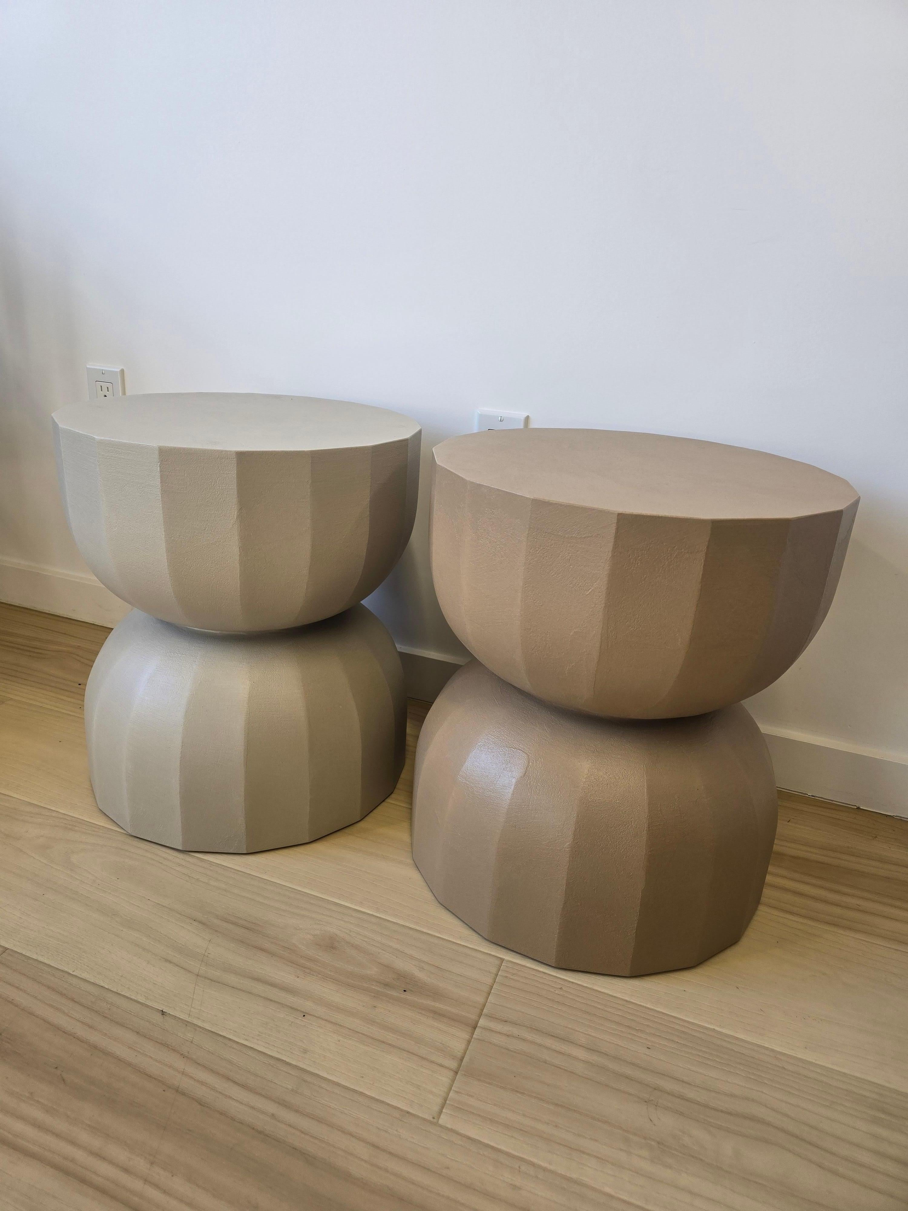 The Teo low table, stems from the idea of evoking a constructive and symbolic archetype such as the dome. The surface has slight facets, recalling the segments that usually form the domes in architecture. Its transversal nature, the materiality and