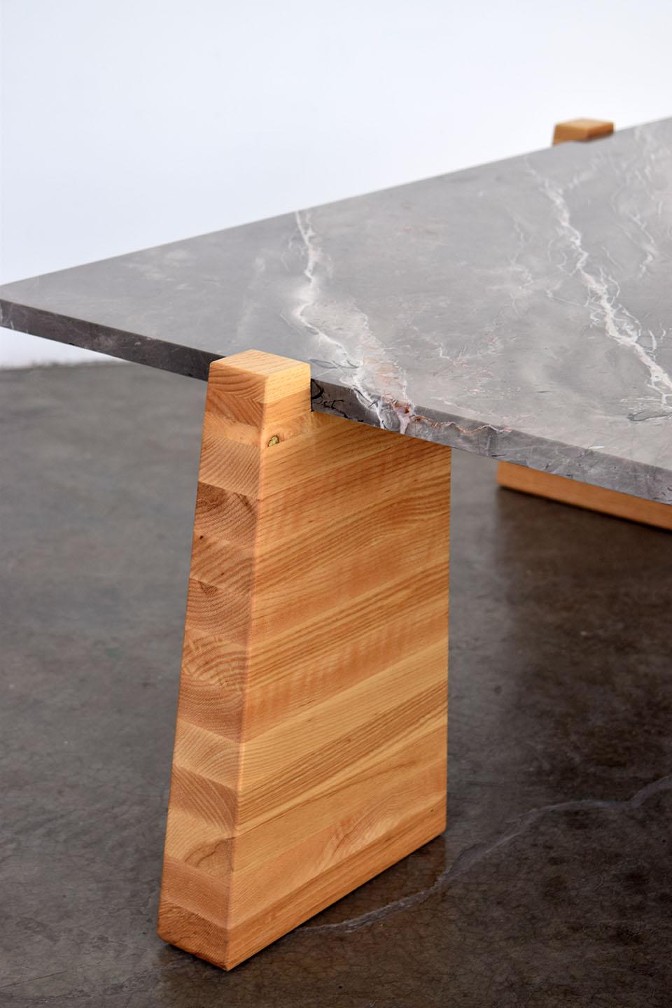 Moderne Table basse Teoca avec plateau en marbre en vente