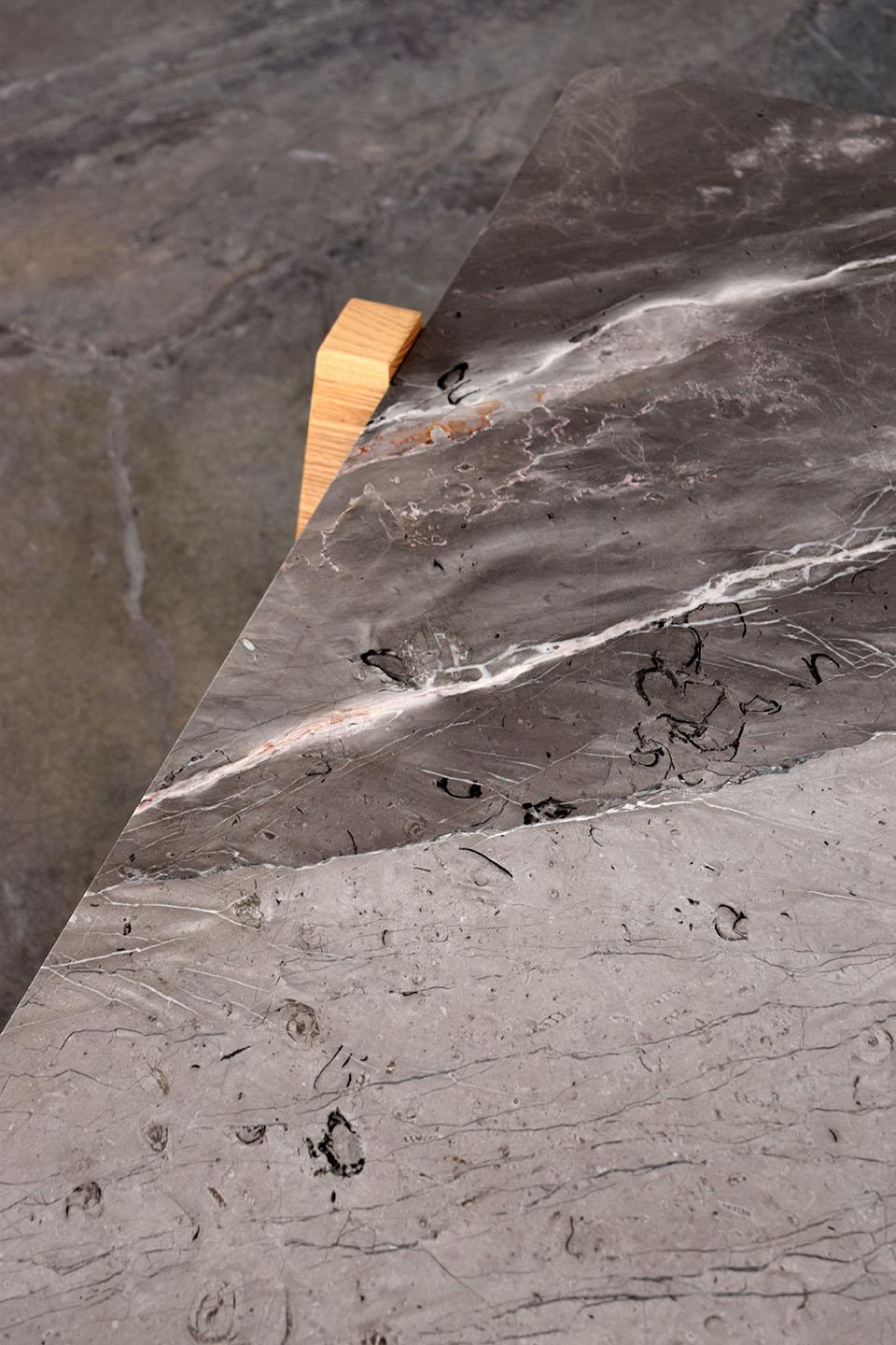 Fait main Table basse Teoca avec plateau en marbre en vente