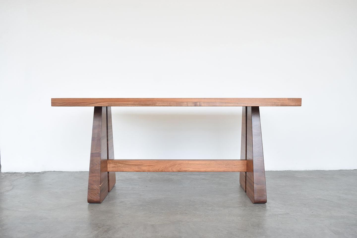 La Mesa de comedor Teoca y las Sillas Xitle forman parte de la Colección Volcán de ADN Studio. Esta colección pretende volver a lo básico. Es una interpretación sutil y refinada del arquetipo de mueble moderno.

Inspirándose en la arquitectura, la