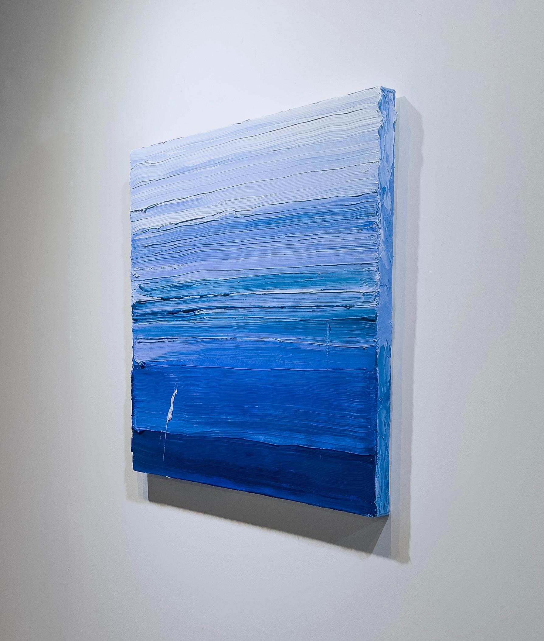Cette peinture abstraite contemporaine de Teodora Guererra présente une palette de bleu vif. L'artiste applique d'épaisses couches de peinture à l'huile par larges coups de pinceau pour créer une peinture très texturée qui part d'un bleu profond au