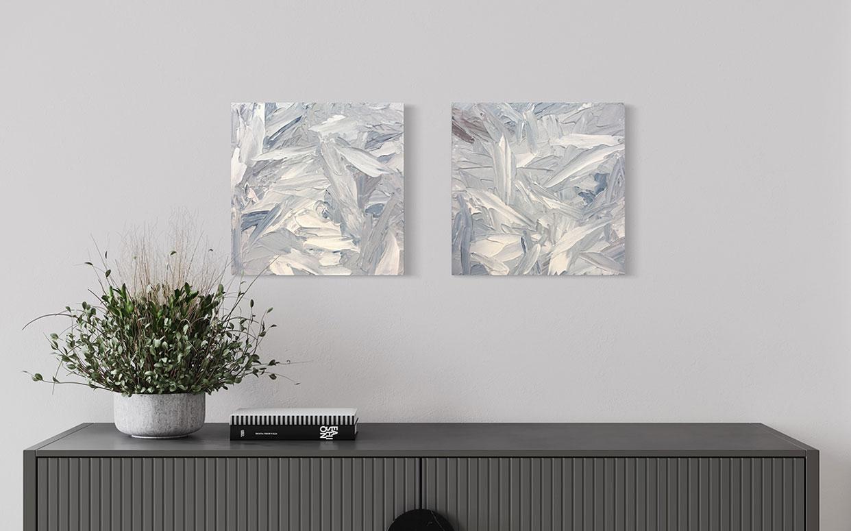 Dieses strukturierte abstrakte Diptychon von Teodora Guererra zeichnet sich durch eine hellblaue, graue und weiße Farbpalette aus. Der Künstler schichtet mit einem Spachtel dicke Farbstriche über den Karton, wodurch eine abstrakte Komposition und