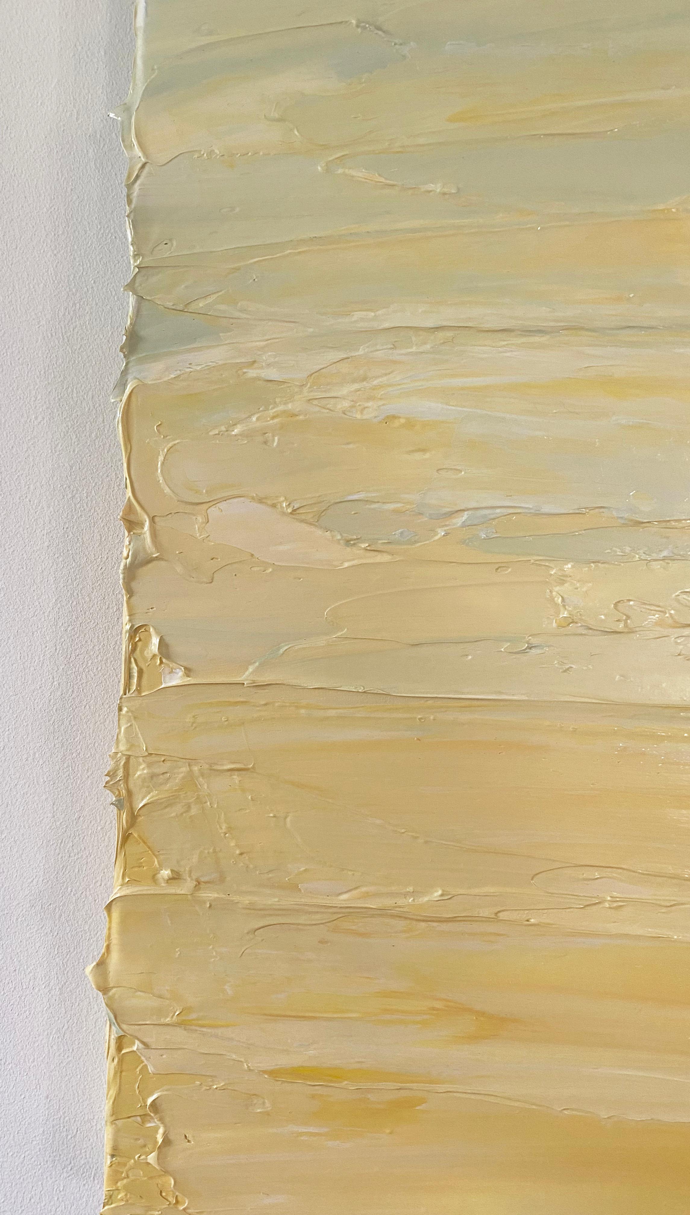 Questo quadro astratto contemporaneo di Teodora Guererra presenta una tavolozza di colori chiari, crema, giallo e bianco sporco. L'artista applica spessi strati di pittura a olio in ampie pennellate orizzontali per creare una texture che lei