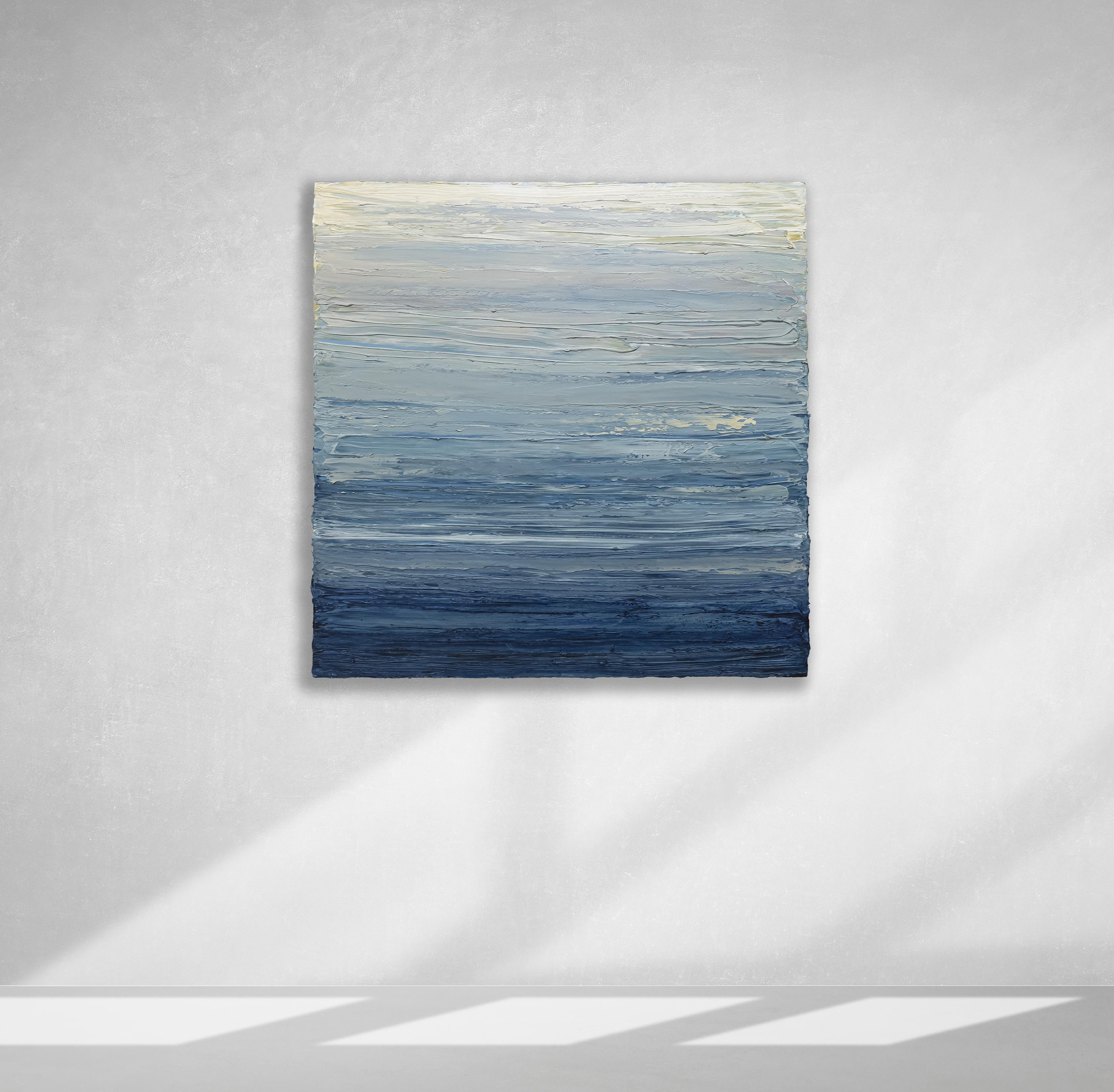 Cette peinture abstraite contemporaine de Teodora Guererra présente une palette légère et côtière de bleu, de gris clair et de blanc cassé. L'artiste applique d'épaisses couches de peinture à l'huile en faisant des gestes horizontaux pour créer une