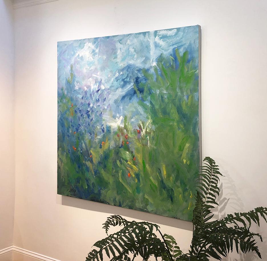 Cette grande peinture florale abstraite présente une palette légère et froide de vert, de bleu et de lavande, avec des touches contrastantes de rouge. L'artiste superpose des coups de peinture expressifs pour créer une scène de jardin abstraite,