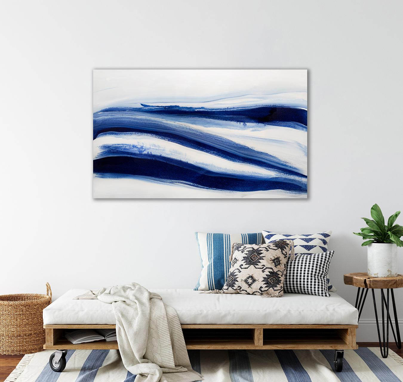 Dieses großformatige abstrakte Gemälde von Teodora Guererra ist in den Farben Blau und Weiß gehalten. Der Künstler mischt tiefblaue Farbtöne zu einer fließenden Komposition, bei der sich blaue Bänder horizontal über die Leinwand erstrecken. Das