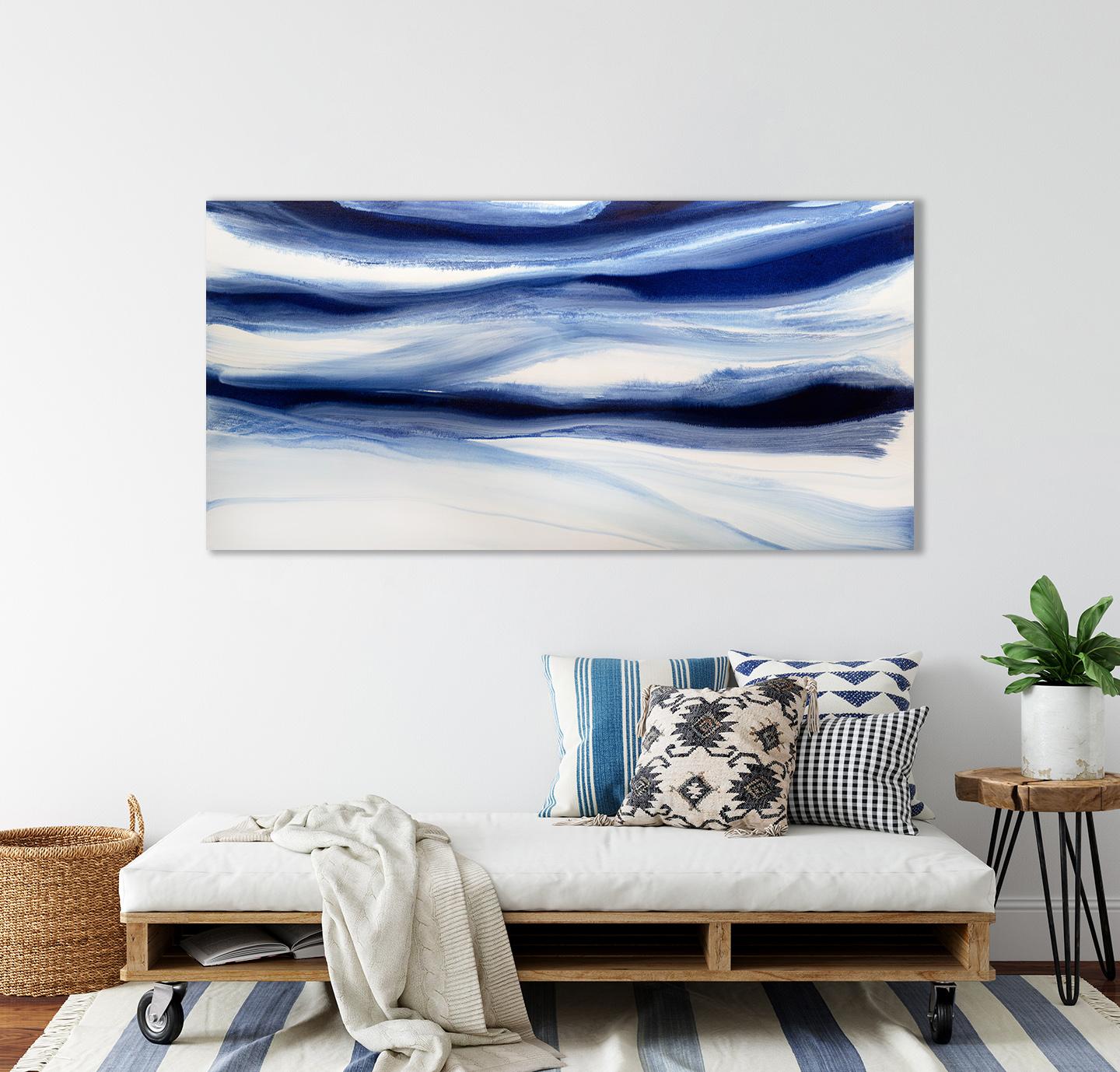 Dieses großformatige abstrakte Gemälde von Teodora Guererra zeichnet sich durch eine blaue und weiße Farbpalette aus. Der Künstler mischt tiefblaue Farbtöne zu einer fließenden Komposition, bei der sich blaue Bänder horizontal über die Leinwand