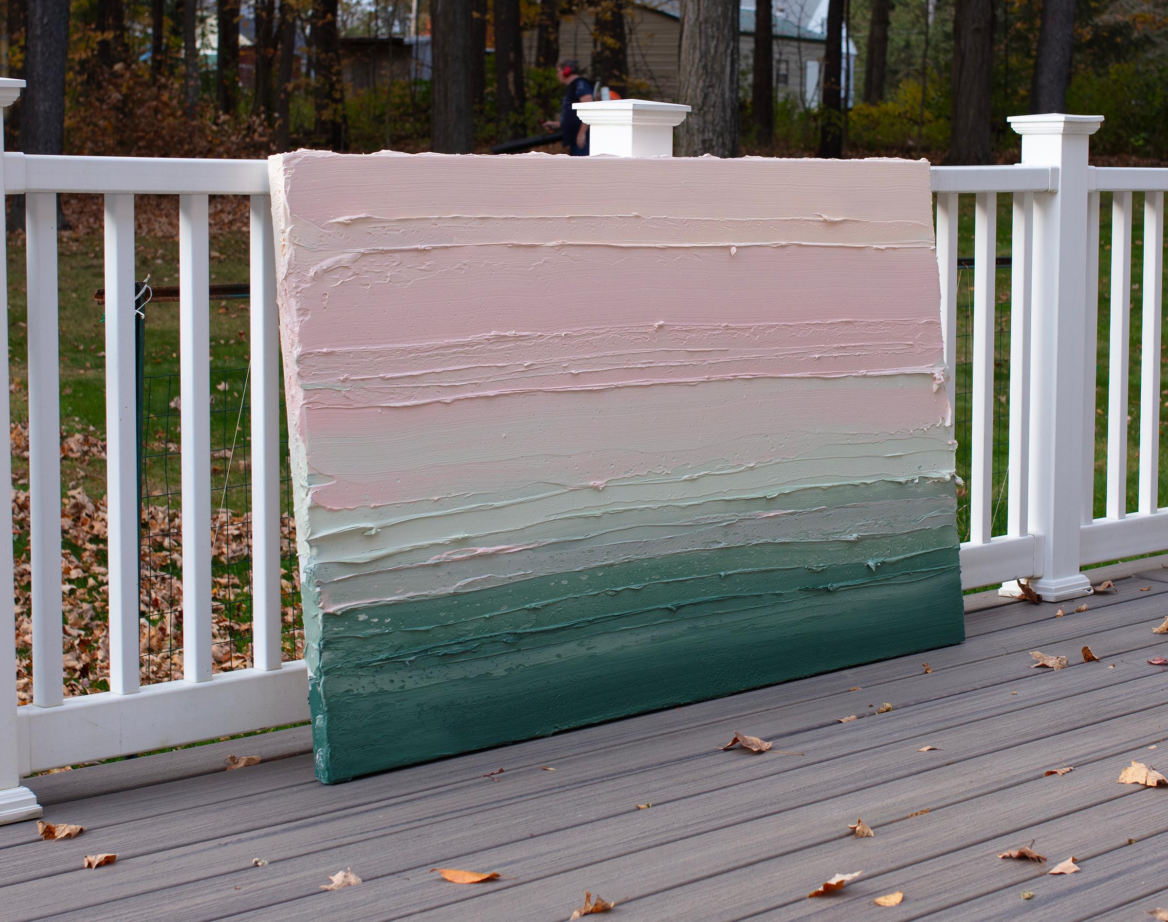 Cette peinture abstraite de Teodora Guererra présente une palette de vert profond et de rose clair. L'artiste applique d'épaisses touches de peinture à l'aide d'un couteau à palette, en larges coups de pinceau horizontaux, sur une toile emballée,