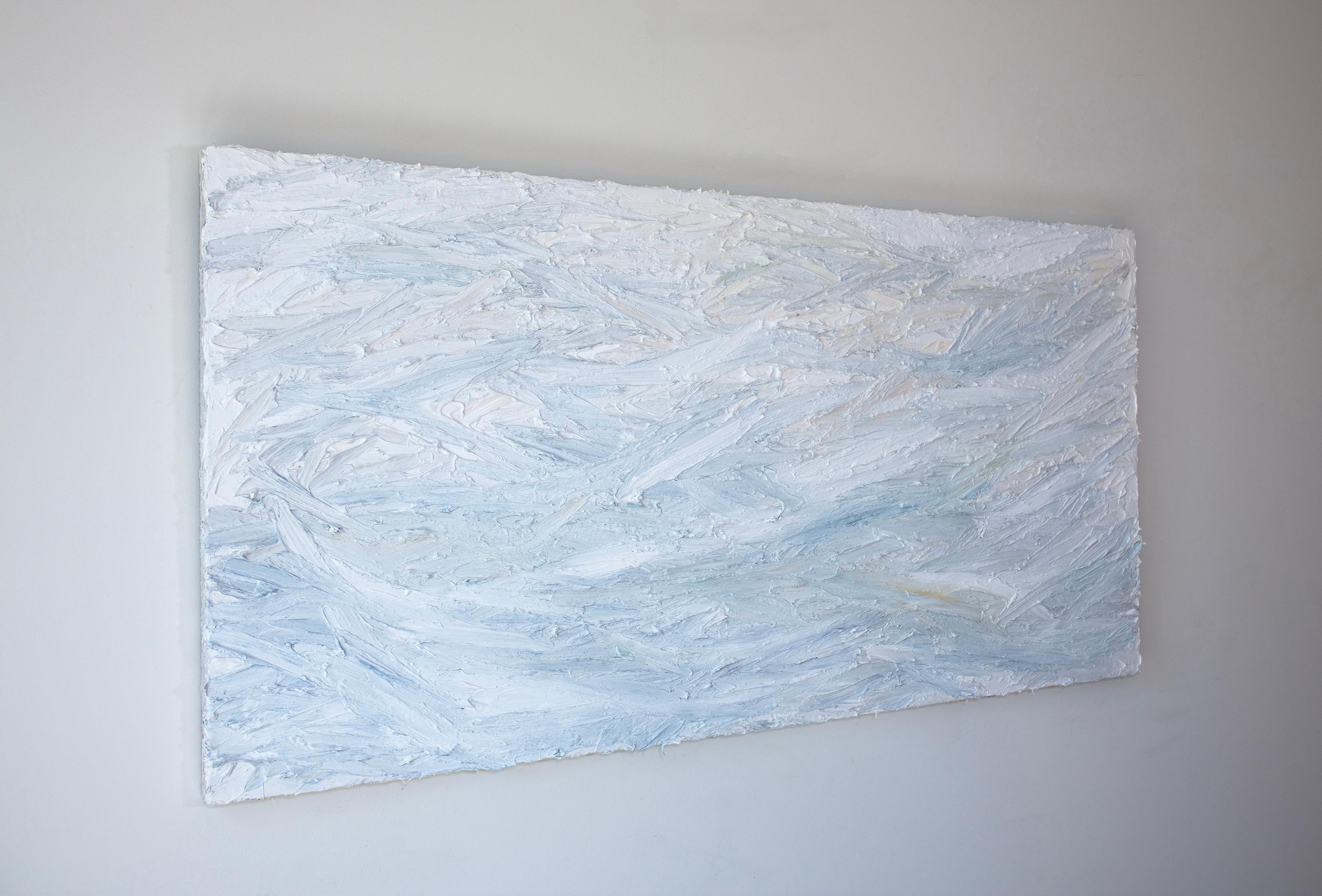 Ce grand tableau abstrait de Teodora Guererra présente une palette légère et froide composée principalement de bleu et de blanc, avec de très subtils accents de jaune clair. L'artiste applique d'épaisses couches de peinture par des gestes rapides,