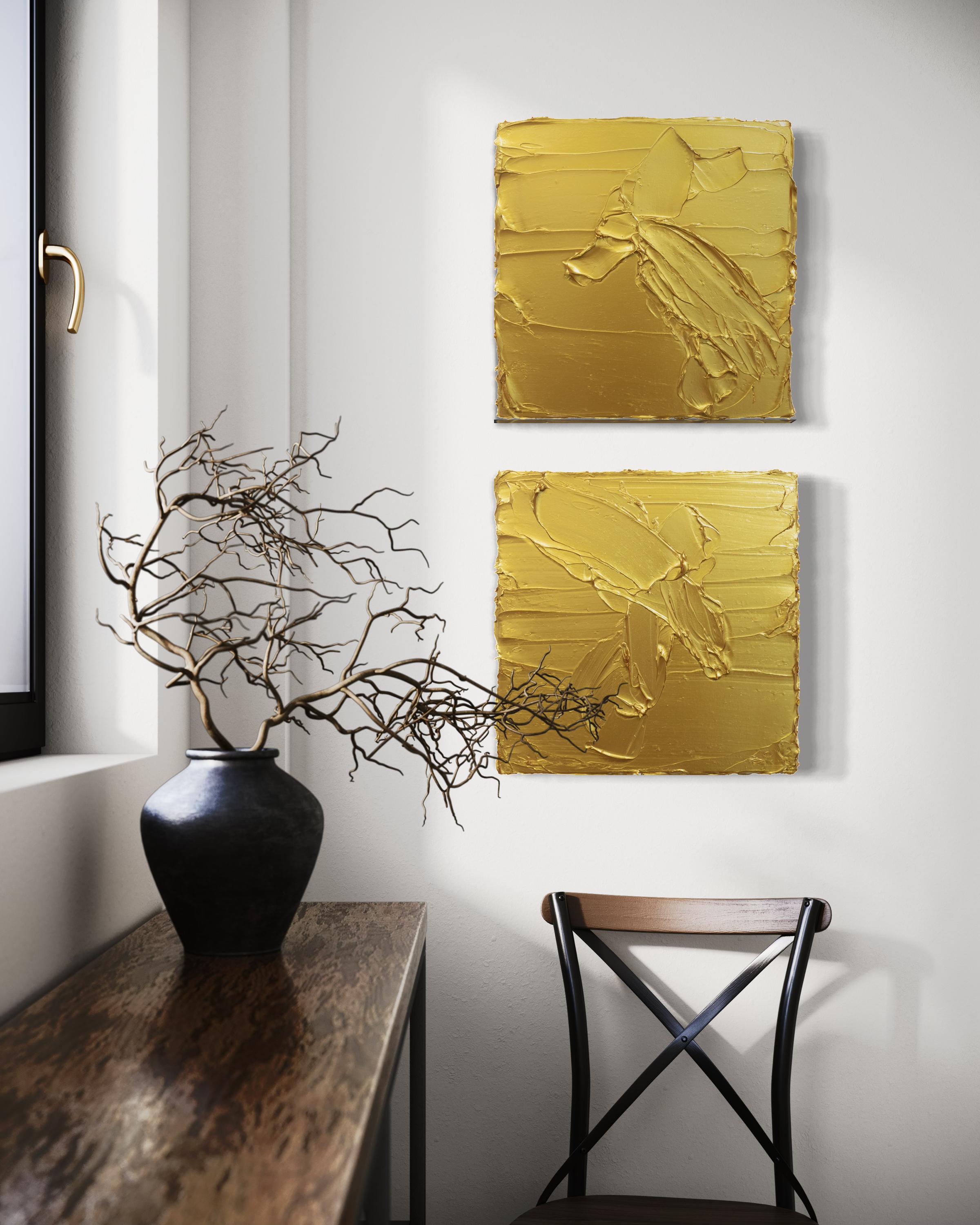 Cette paire de peintures abstraites de Teodora Guererra présente une palette d'or métallique. La peinture est appliquée en couches épaisses sur la toile pour obtenir une surface très texturée. Ces deux peintures sont comme des sculptures murales.
