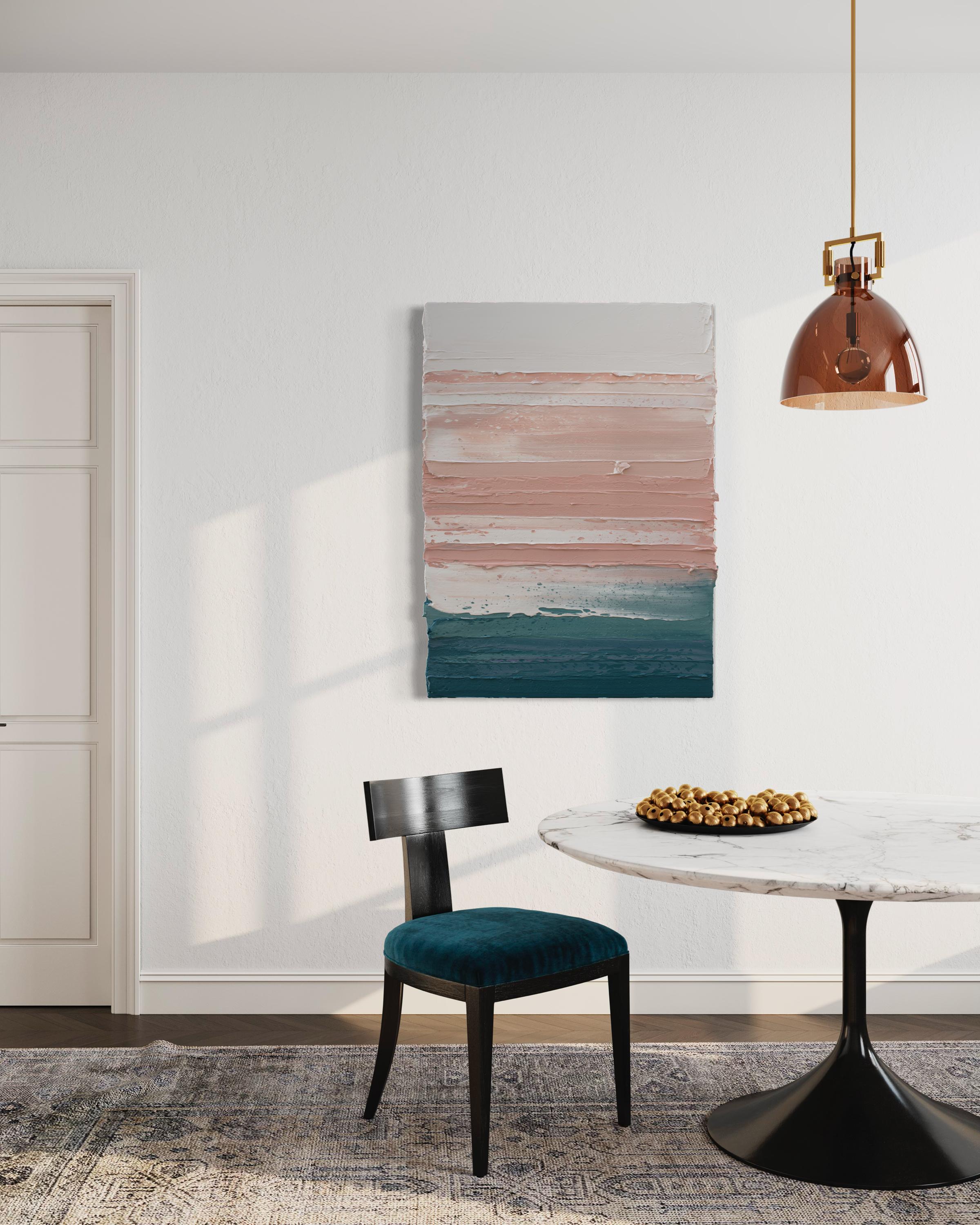 Questo quadro astratto di Teodora Guererra è caratterizzato da una tavolozza di colori verde acqua, rosa e bianco. L'artista stende spesse pennellate di colore con una spatola in ampie pennellate orizzontali su una tela avvolta in una galleria,