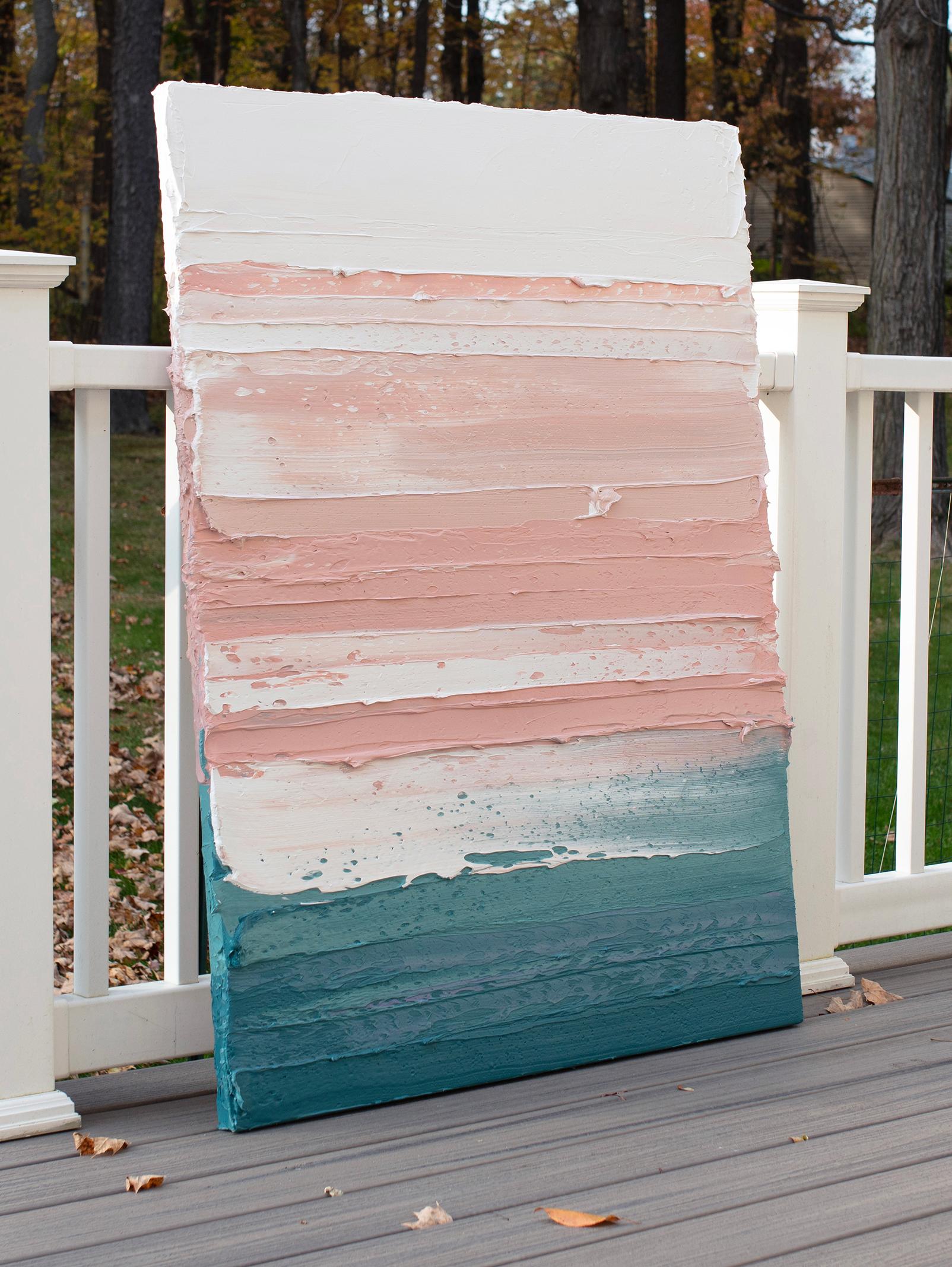 Cette peinture abstraite de Teodora Guererra présente une palette de couleurs sarcelle, rose et blanche. L'artiste applique d'épaisses touches de peinture à l'aide d'un couteau à palette, en larges coups de pinceau horizontaux, sur une toile