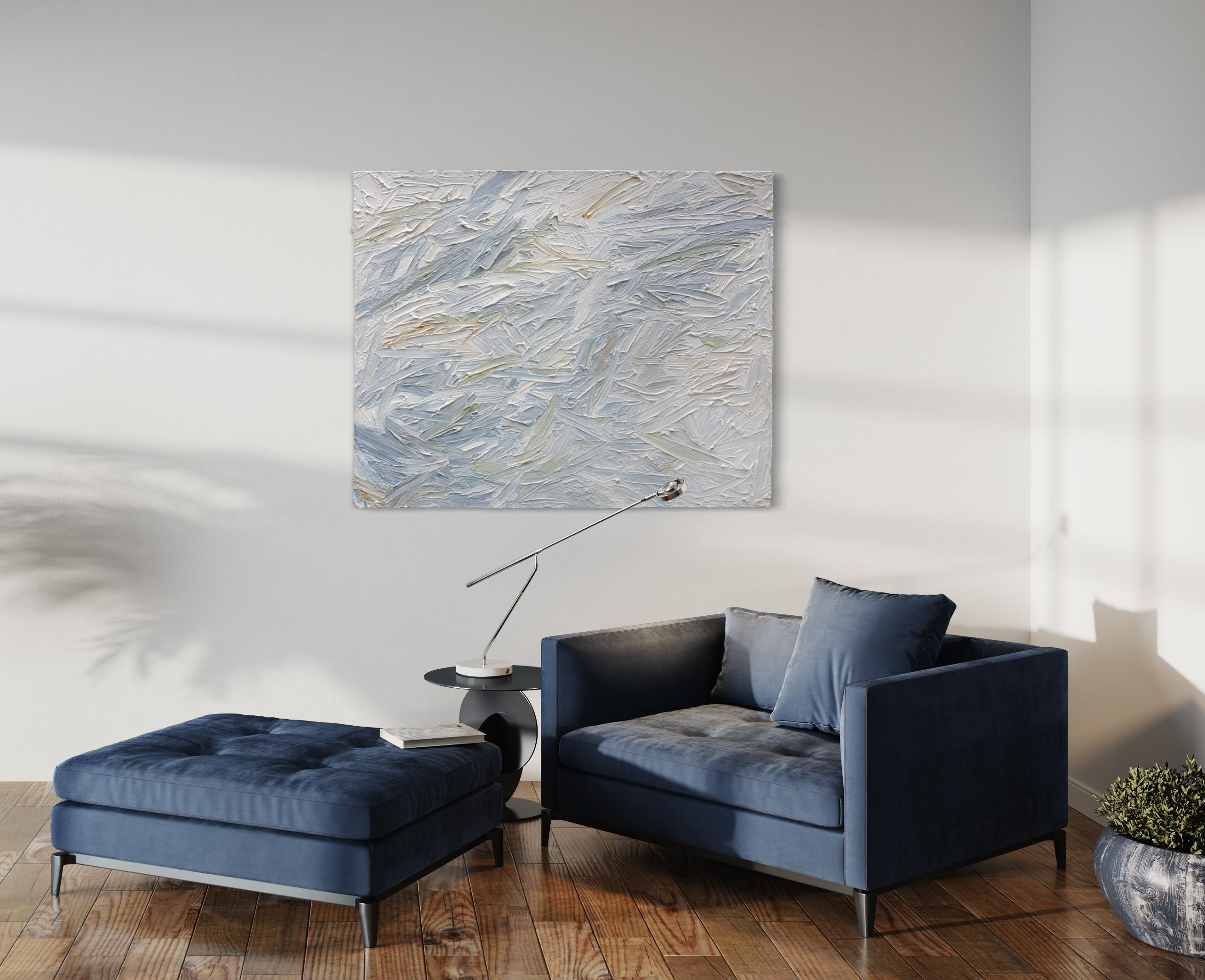Questo grande quadro astratto di Teodora Guererra è caratterizzato da una tavolozza leggera e fredda composta principalmente da blu e bianco, con accenti gialli e verdi tenui in tutta la composizione. L'artista applica spessi strati di pittura con
