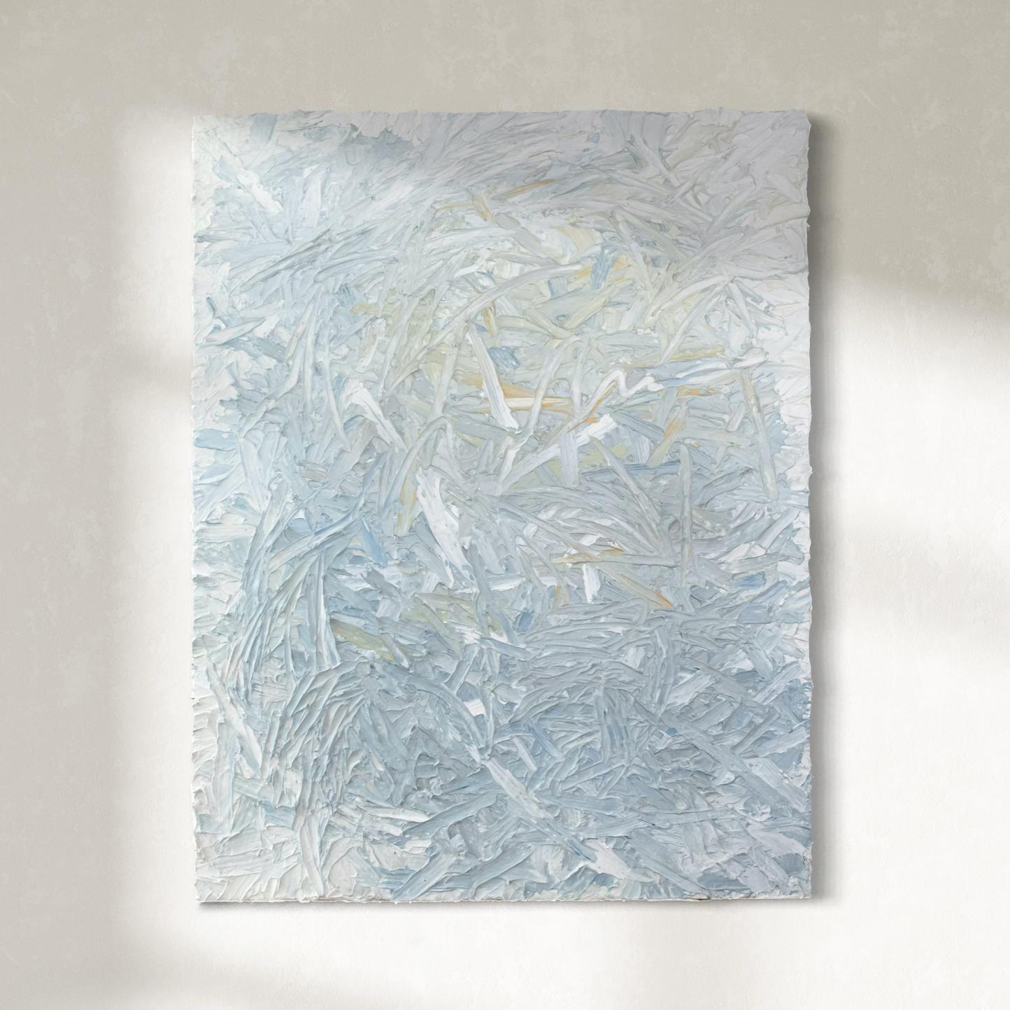 Este cuadro abstracto de Teodora Guererra presenta una paleta fría y serena de azul helado, gris suave, salvia pálido, blanco y toques de crema. Creada con un pincel de distintos tamaños y cuchillas de paleta, la composición se construye mediante