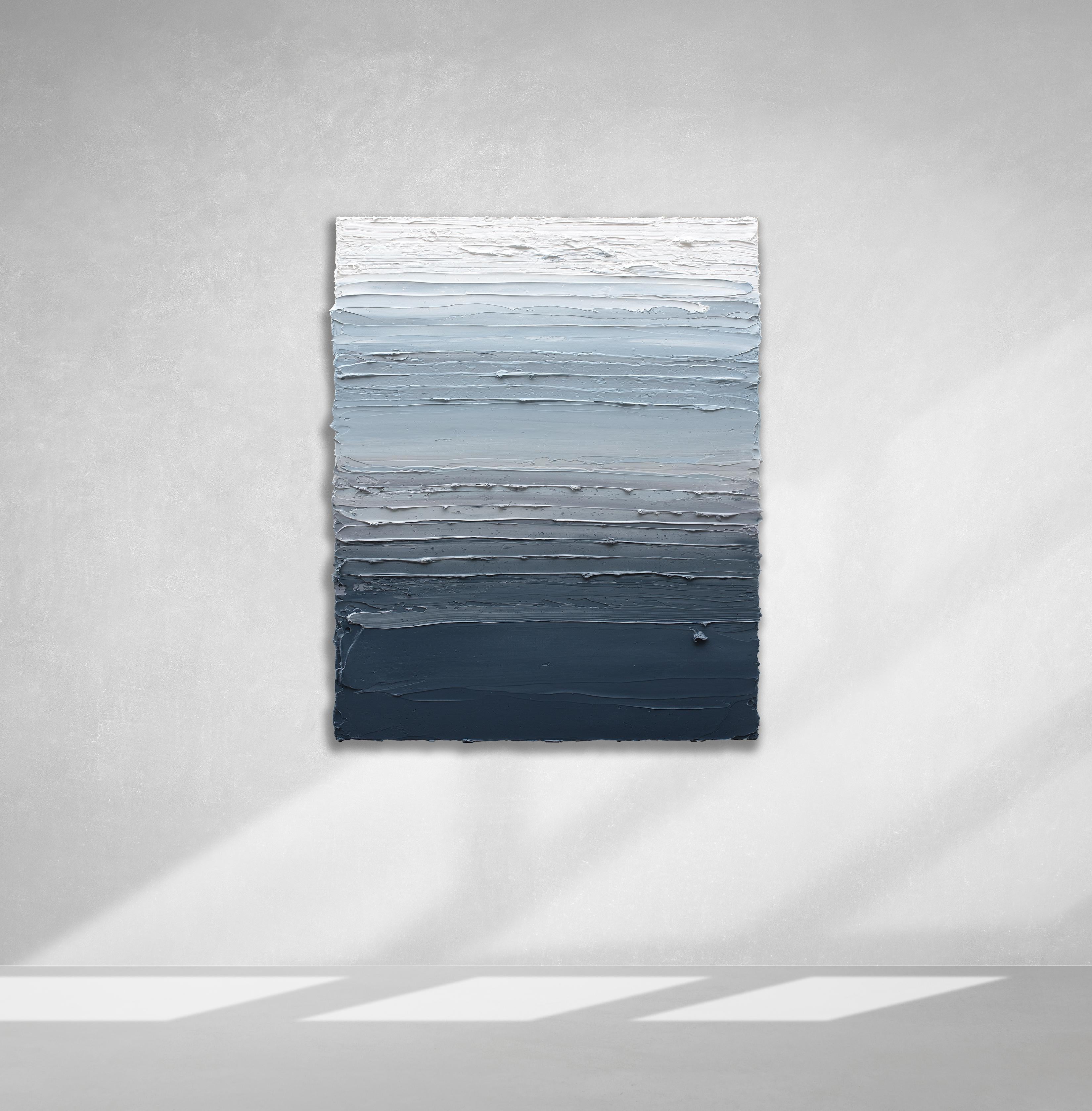 Cette peinture abstraite de Teodora Guererra présente une palette de bleu et de blanc allant du bleu-gris profond au bas de la composition et s'estompant jusqu'au bleu clair et au blanc au sommet. L'artiste applique d'épaisses couches de peinture à