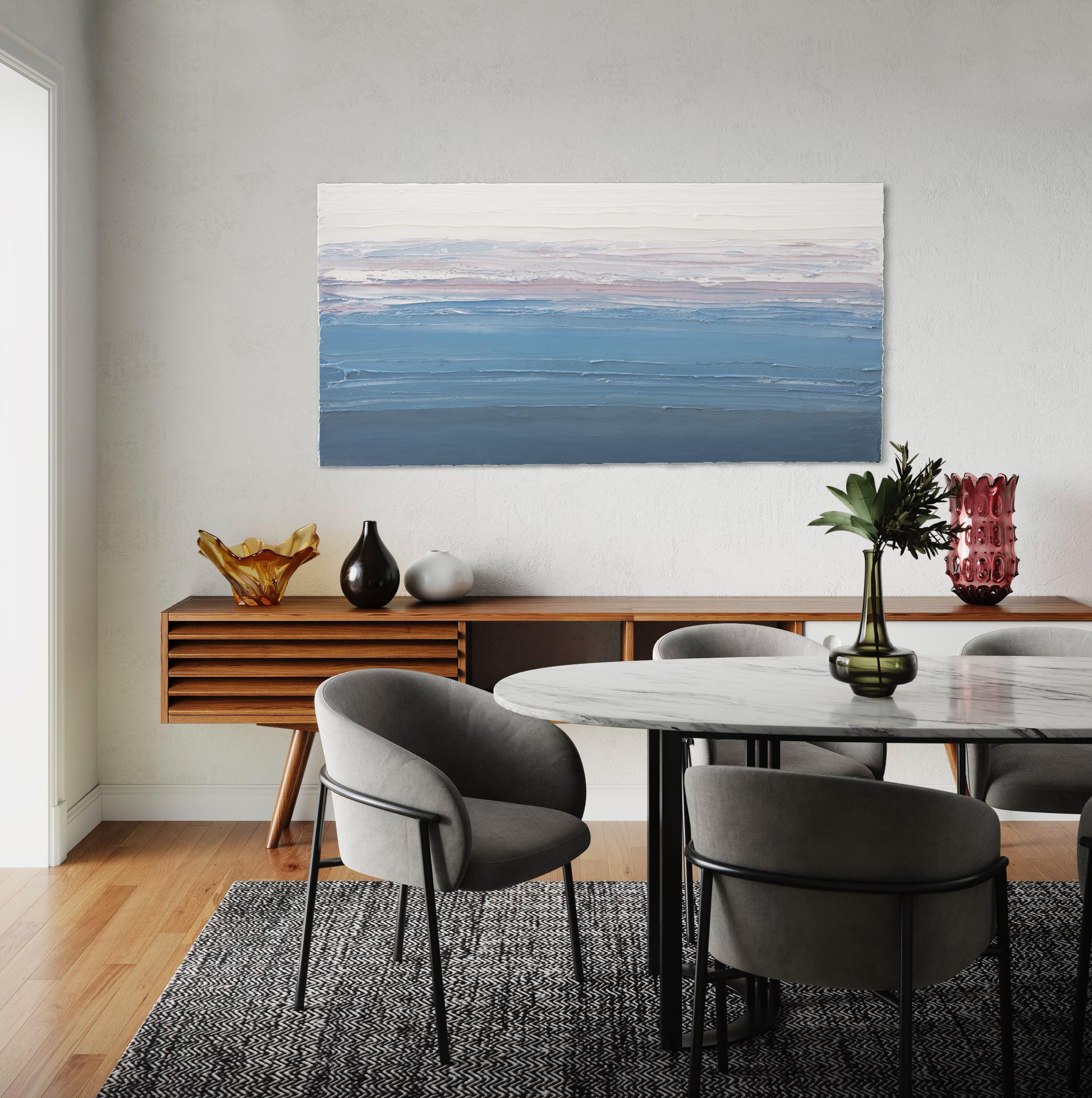 Questo grande quadro astratto di Teodora Guererra presenta una tavolozza che passa dal blu intenso nella parte inferiore della tela al blu più chiaro, seguito da un viola lavanda e infine dal bianco nella parte superiore della composizione.