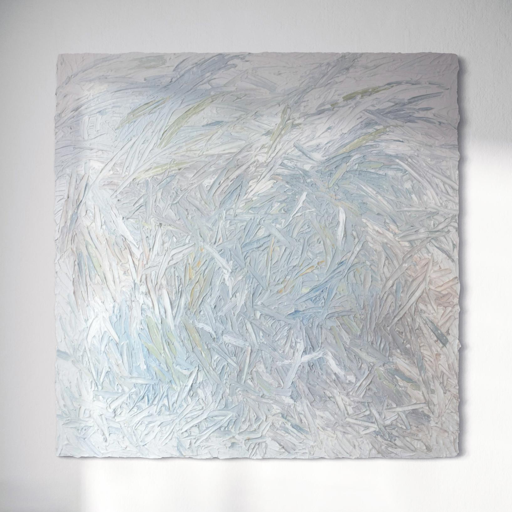 Este gran cuadro abstracto de Teodora Guererra presenta una paleta ligera y etérea de azul cielo suave, melocotón pálido, amarillo limón y blanco frío. El artista aplica gruesas pinceladas de pintura con una espátula en capas, con movimientos