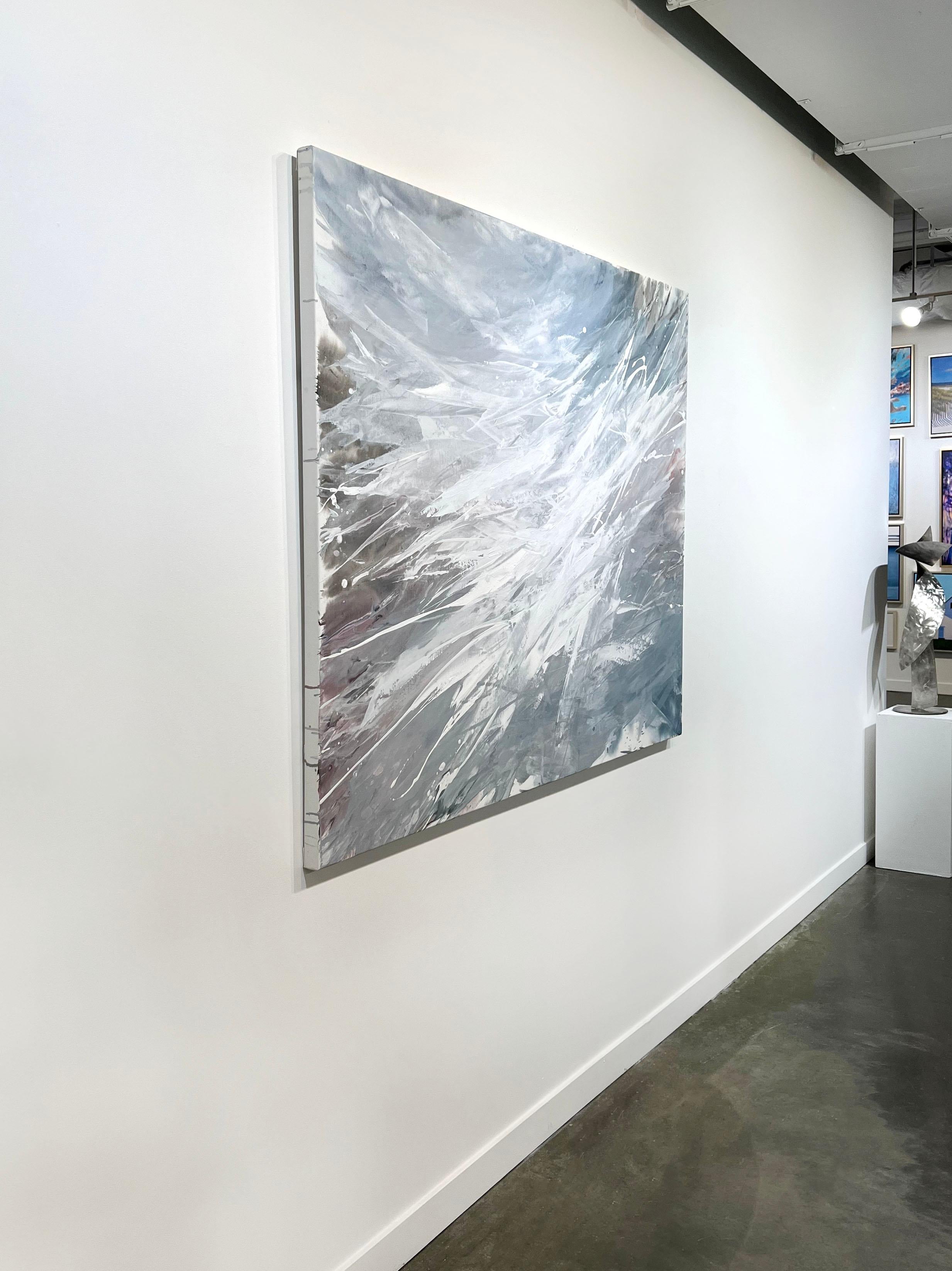 Questo quadro astratto contemporaneo di Teodora Guererra è stato realizzato con colori acrilici su tela avvolta in galleria. È caratterizzata da una tavolozza di grigi freddi e neutri, con strati di pittura applicati con ampi gesti. Il dipinto ha i