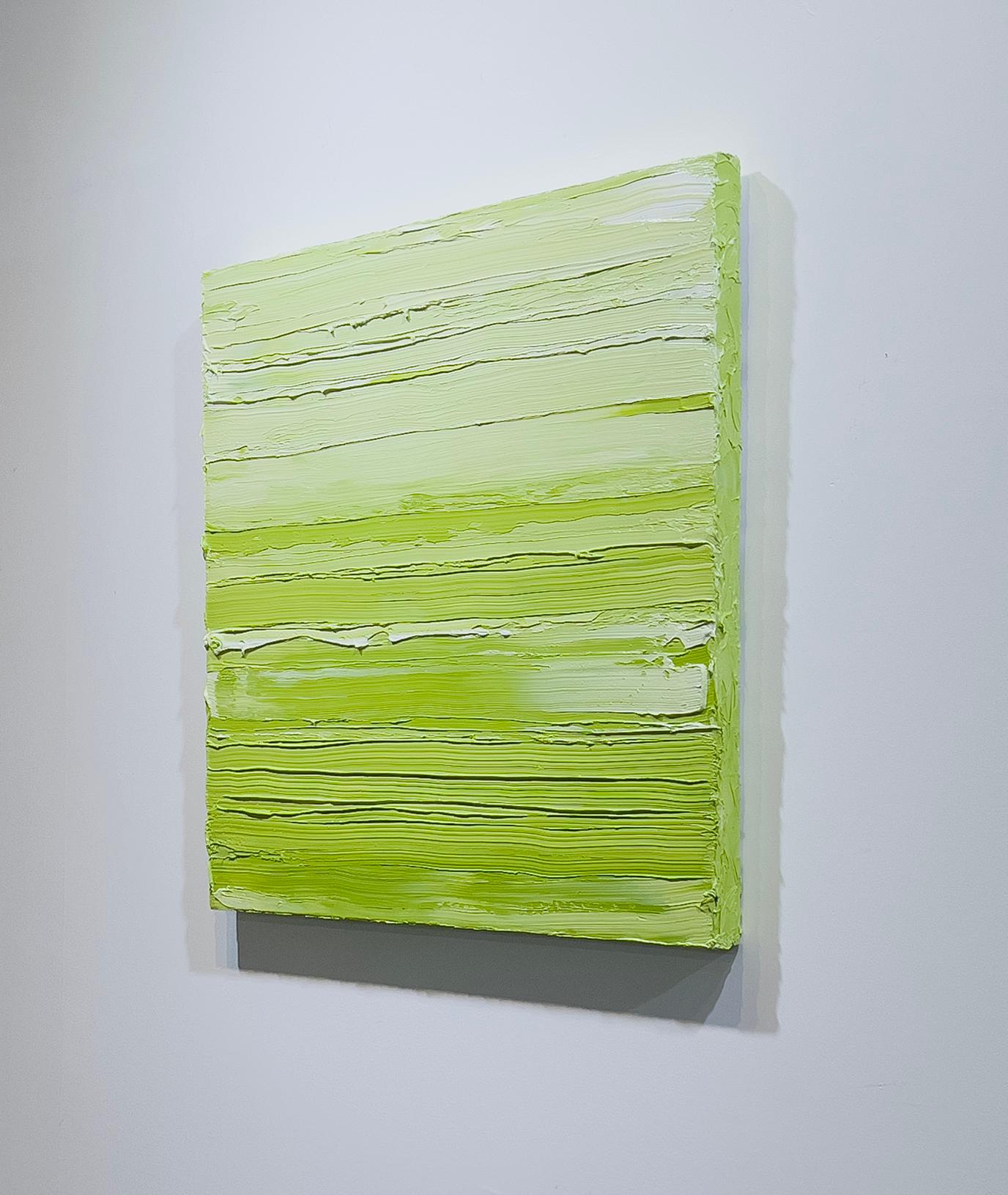Cette peinture abstraite contemporaine de Teodora Guererra présente une palette de vert vif. L'artiste applique d'épaisses couches de peinture verte sur le tableau par des gestes horizontaux, donnant à la surface de la toile une texture aux teintes