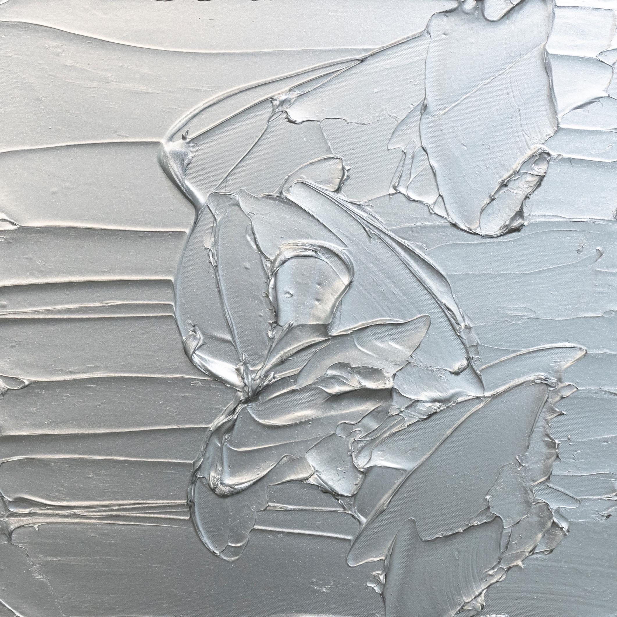 Questo quadro astratto di Teodora Guererra è caratterizzato da una tavolozza d'argento metallizzato. La pittura viene stratificata sulla tela con pennellate ampie e gestuali, creando una superficie altamente strutturata. È cablata e pronta per
