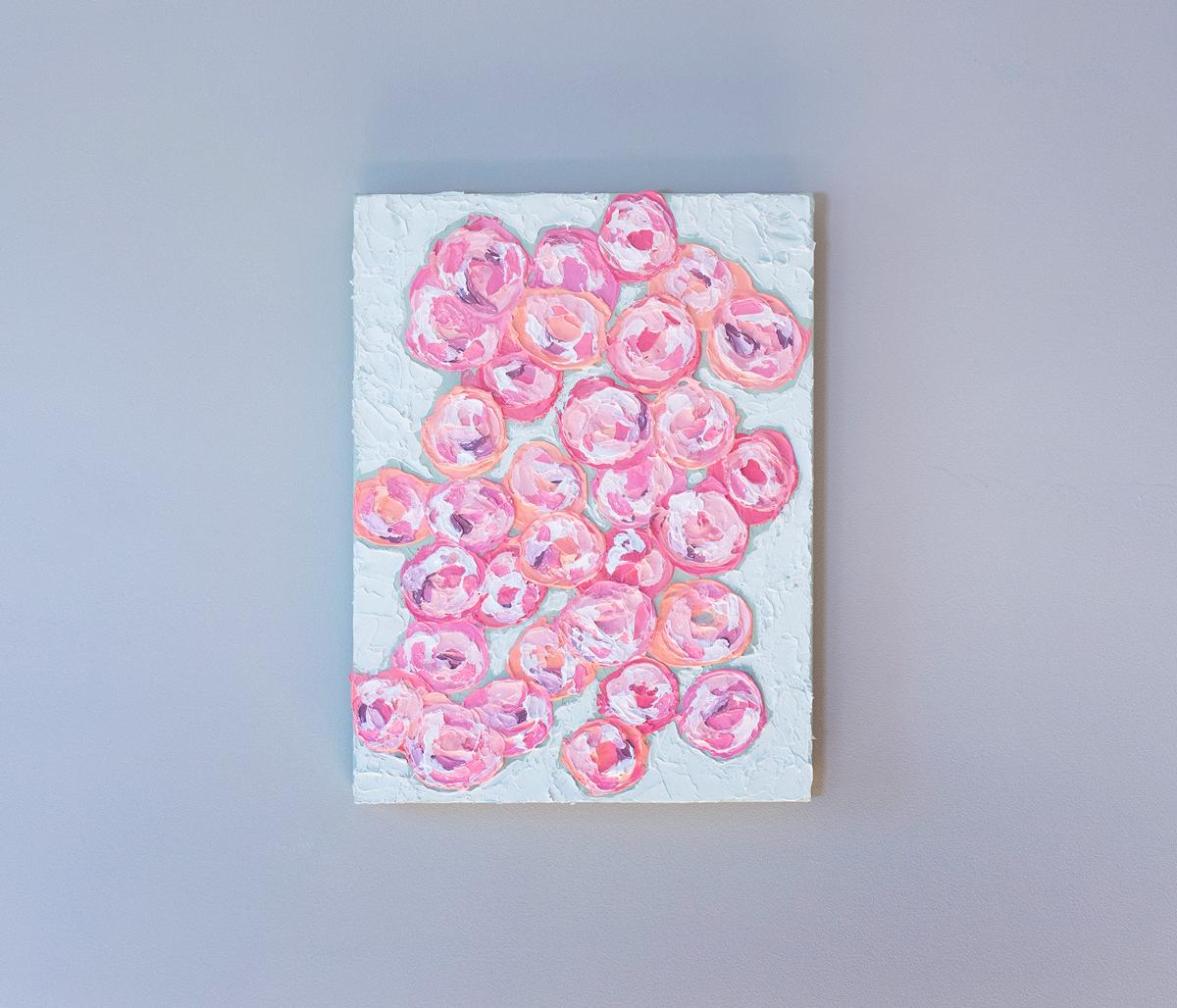 Questo quadro originale di Teodora Guererra presenta una tavolozza rosa e bianca con forme floreali circolari astratte assemblate al centro della composizione su uno sfondo bianco. L'artista applica spessi strati di pittura sulla tela utilizzando