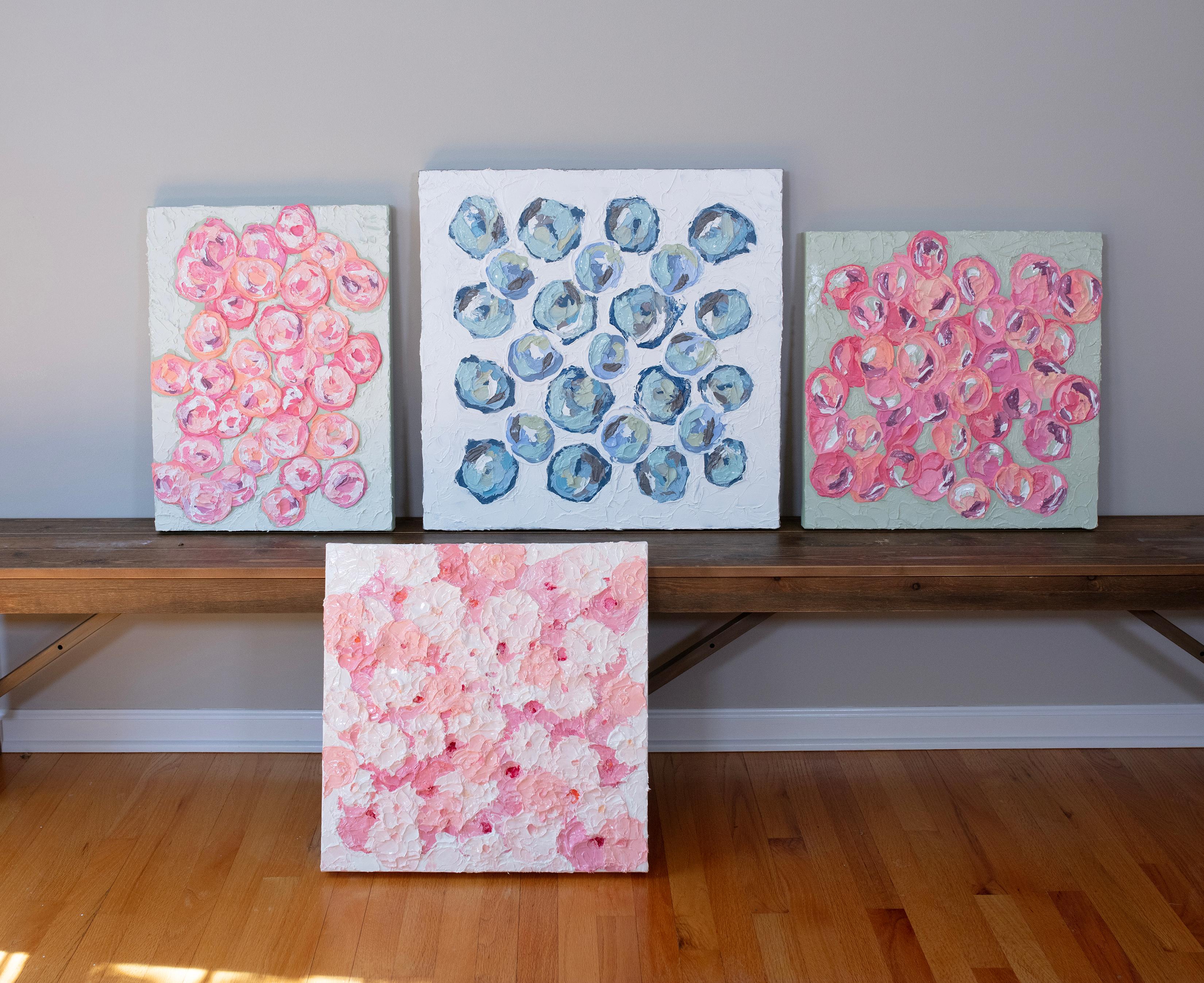 Questo quadro originale di Teodora Guererra è caratterizzato da una tavolozza di colori rosa e bianco con forme floreali astratte ai bordi della composizione. L'artista applica spessi strati di pittura sulla tela utilizzando una spatola per creare