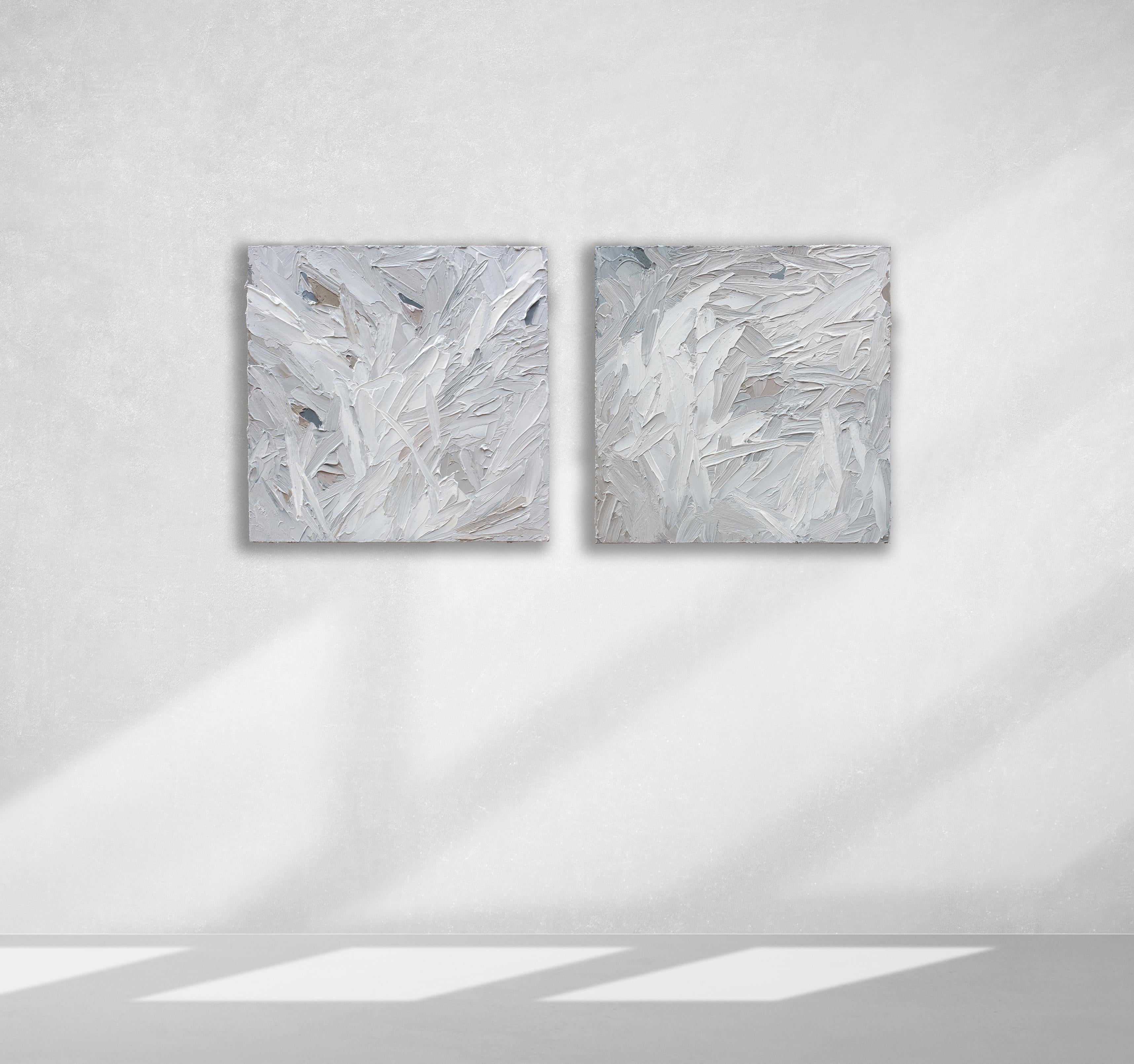 Dieses Paar strukturierter abstrakter Gemälde von Teodora Guererra zeichnet sich durch eine helle, graue Farbpalette mit subtilen warmen Akzenten in der gesamten Komposition aus. Der Künstler schichtet mit einem Spachtel dicke Farbstriche über die