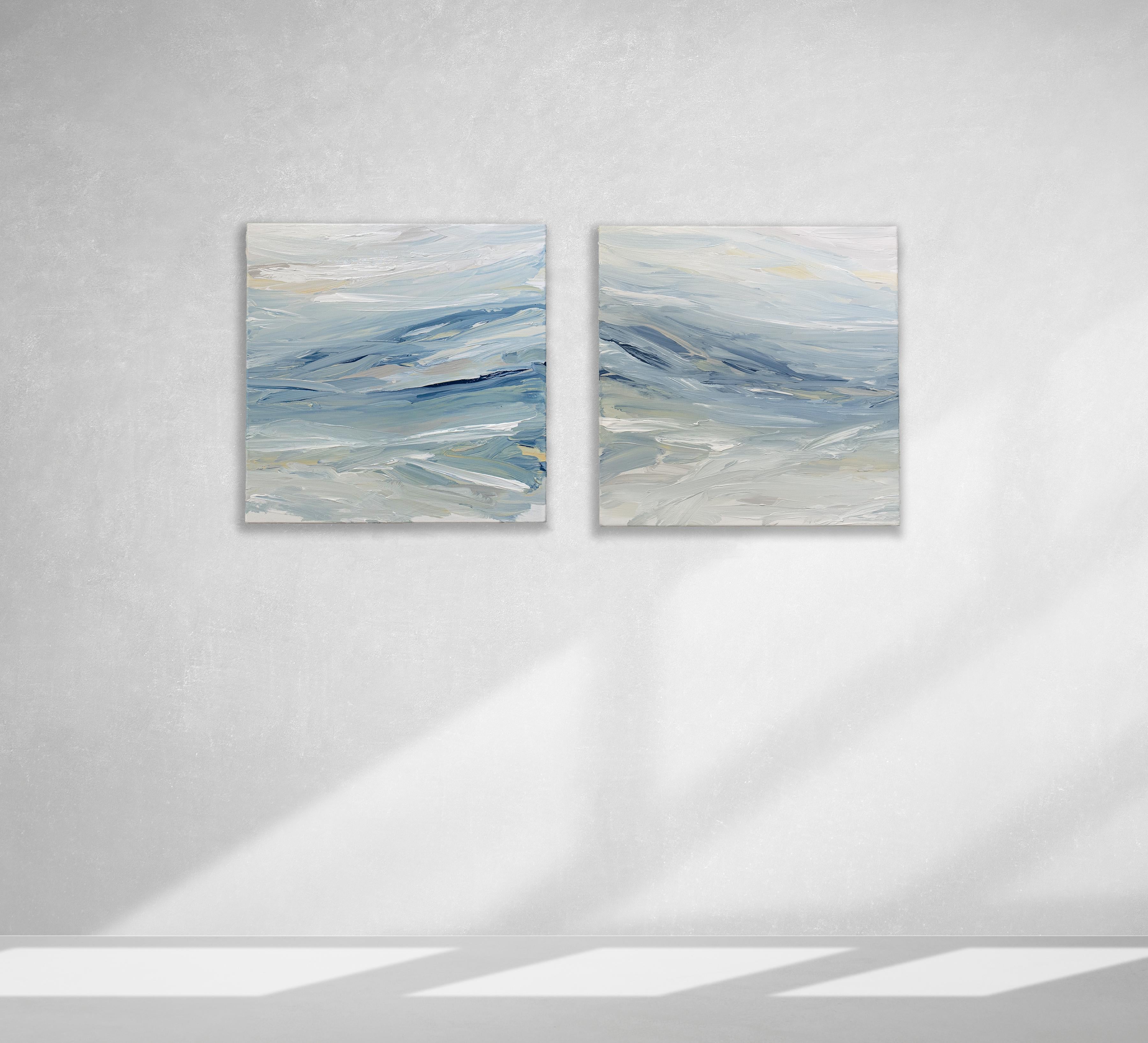 Ce diptyque abstrait de Teodora Guererra présente une légère palette côtière de bleu, de blanc et de beige sable. L'artiste applique des touches de peinture à l'aide d'un couteau à palette sur la toile, créant ainsi un mouvement dans la composition