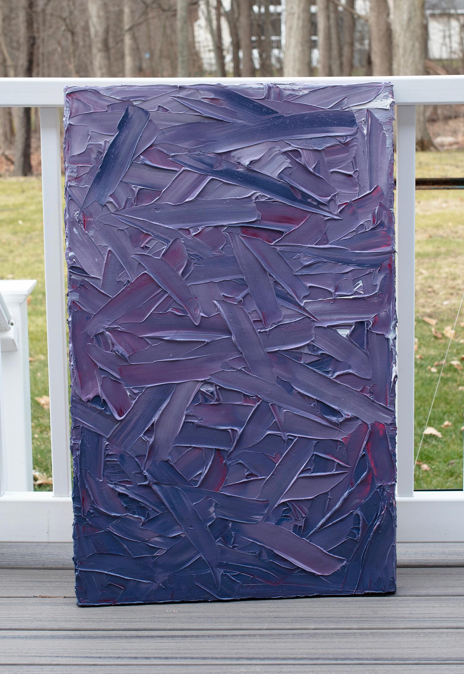 Cette peinture abstraite texturée de Teodora Guererra présente une palette de violets royaux profonds avec de subtils accents blancs et magenta. L'artiste applique la peinture en couches épaisses et en touches larges et énergiques. La peinture est