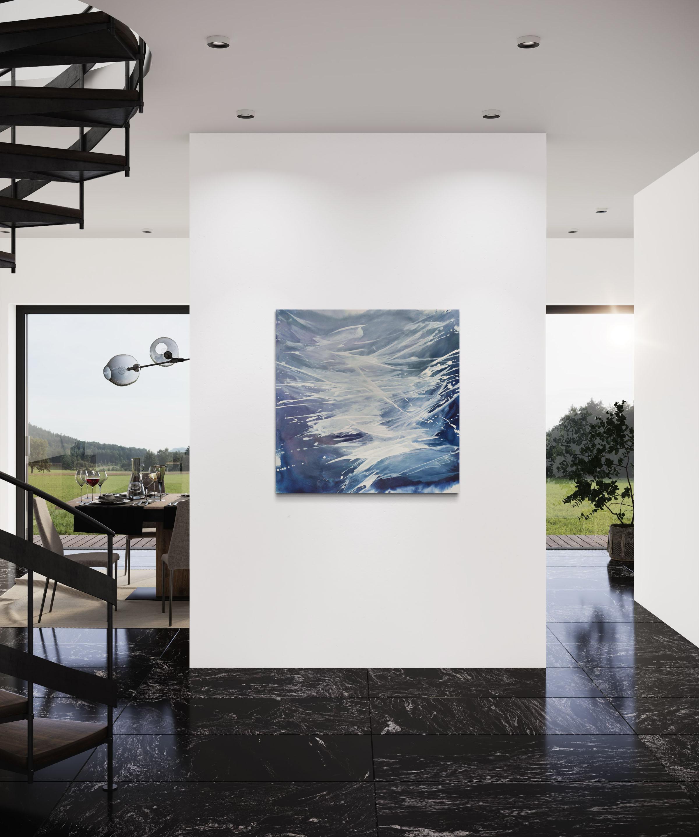 Questo quadro astratto contemporaneo di Teodora Guererra è caratterizzato da una tavolozza fredda, con strati di lavaggi di blu, grigio, viola e bianco applicati con gesti ampi su tutta l'opera. Ha i lati bianchi con la vernice che continua a