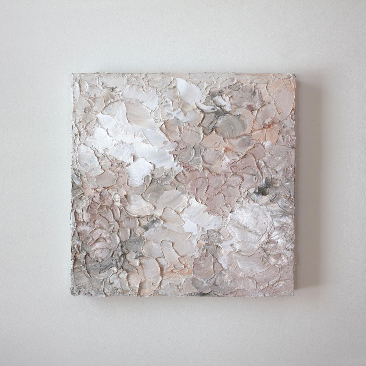 Cette paire de peintures abstraites texturées de Teodora Guererra présente une palette neutre et chaleureuse avec des tons variés de blush et de corail atténués, de blanc et de gris chaud. L'artiste utilise un couteau à palette pour appliquer
