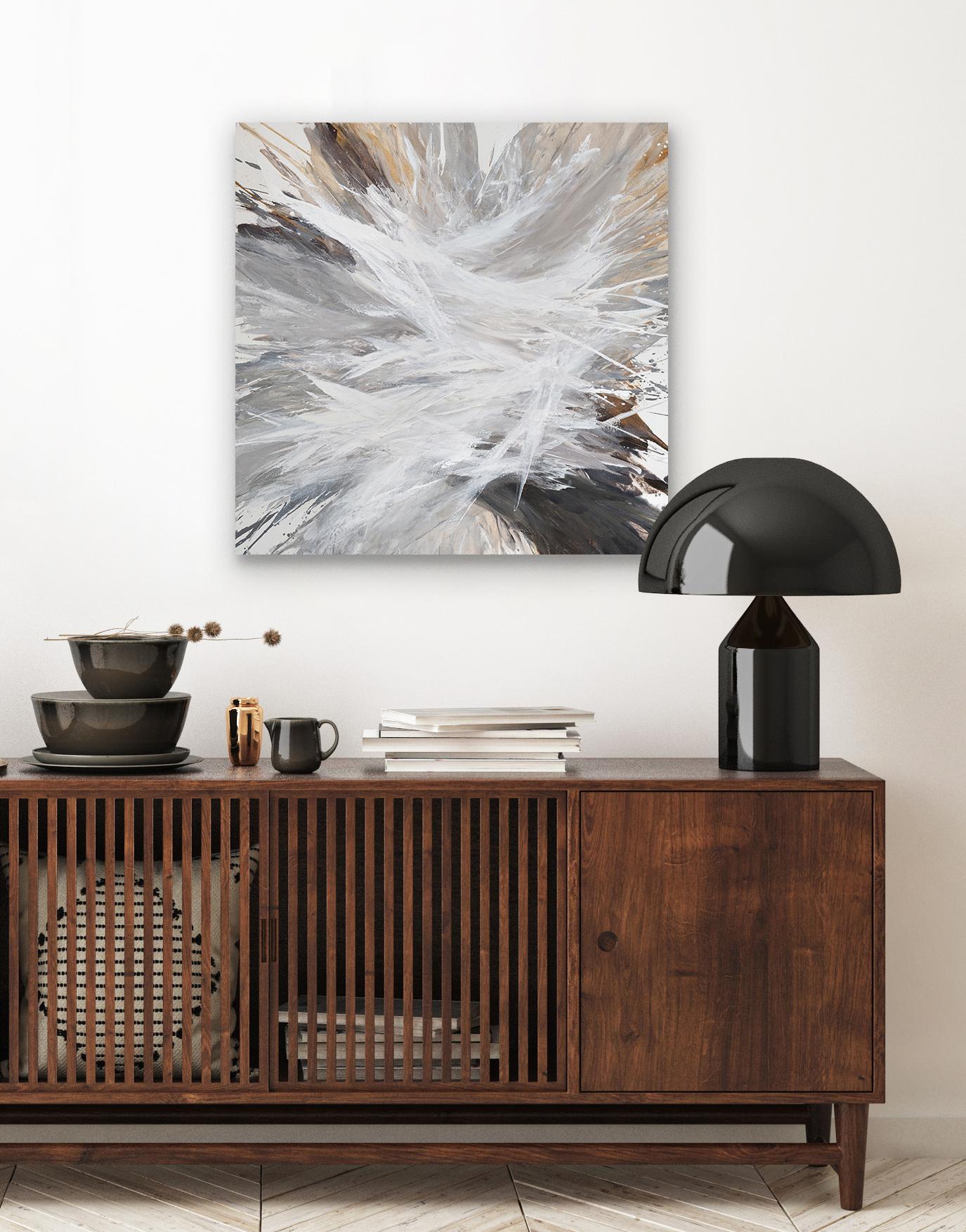 Questo quadro astratto contemporaneo di Teodora Guererra è stato realizzato con colori acrilici su tela avvolta in una galleria. Presenta una tavolozza neutra e metallica con carbone e grigio chiaro, bianco e oro metallizzato. La pittura viene