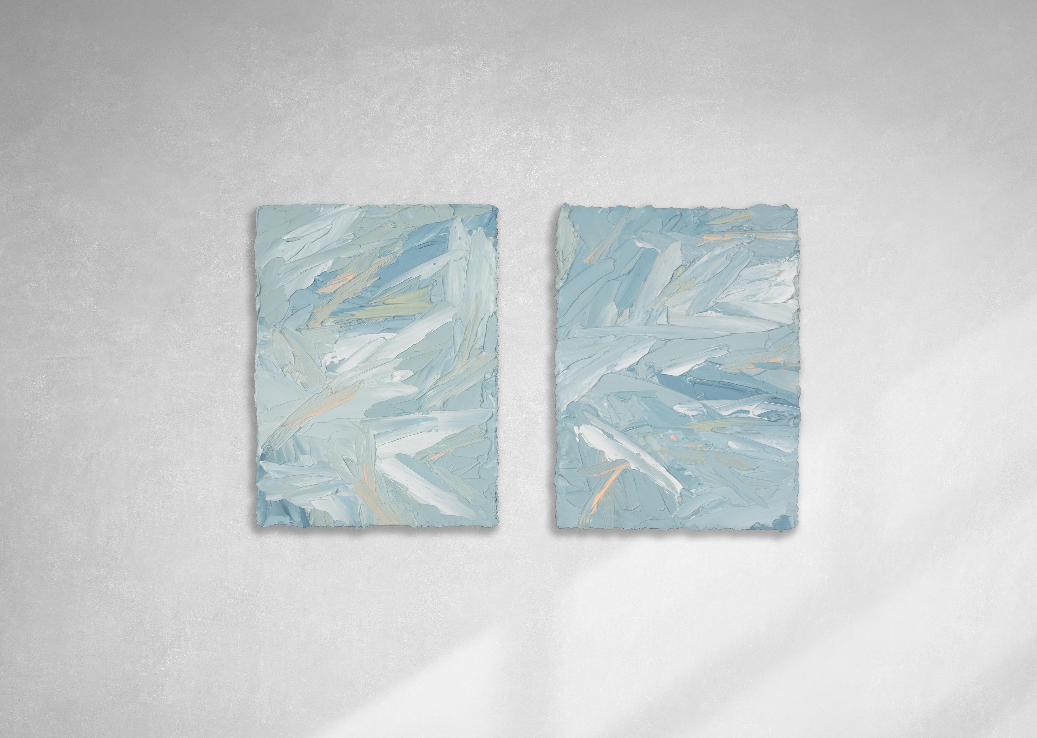 Ce diptyque abstrait texturé de Teodora Guererra présente une palette bleu-vert clair avec des accents jaunes chauds. L'artiste applique d'épais traits de peinture à l'aide d'un couteau à palette sur le carton, créant ainsi une composition abstraite