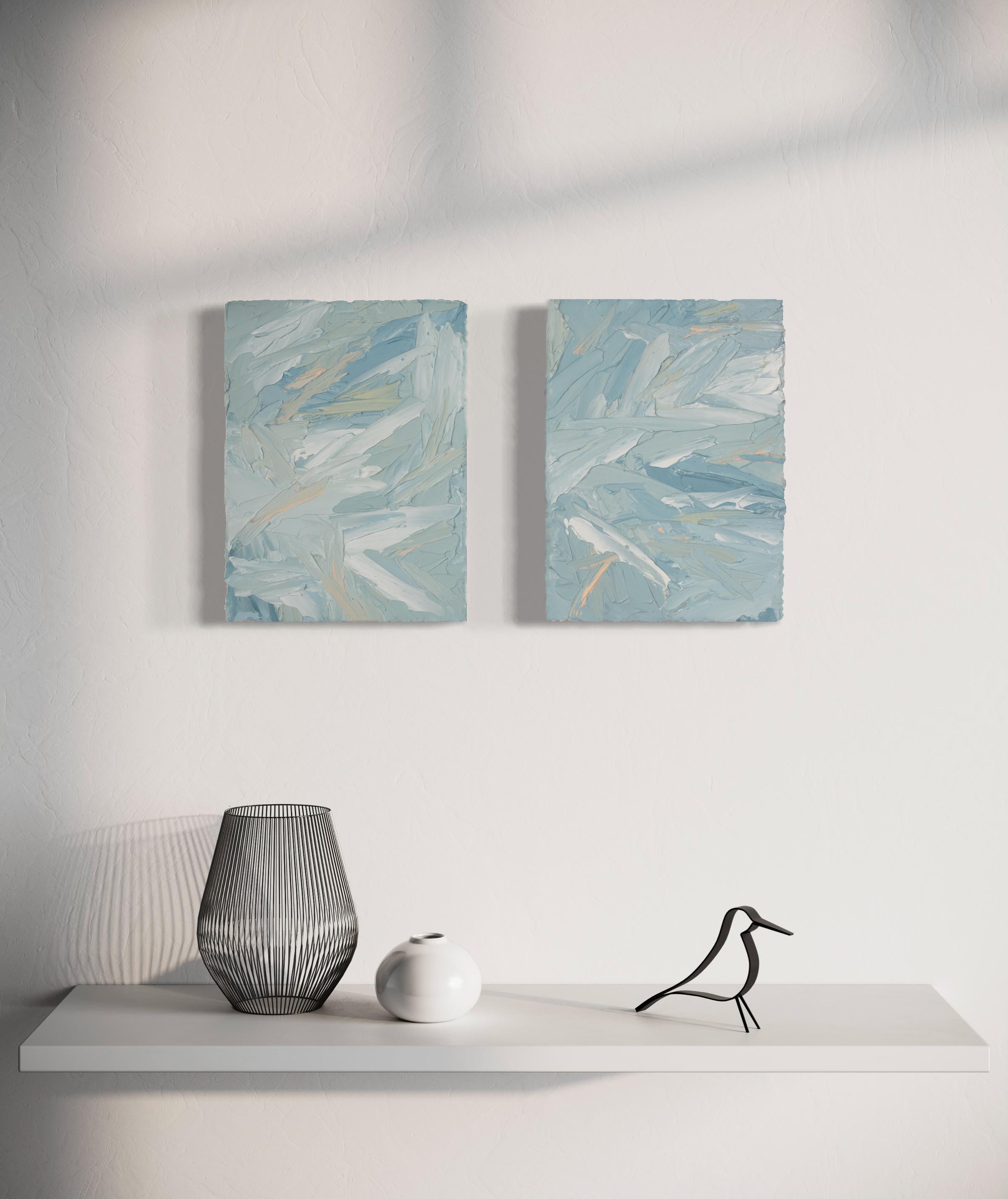 Este díptico abstracto texturizado de Teodora Guererra presenta una paleta verde azulada con cálidos toques amarillos. El artista aplica gruesas capas de pintura con una espátula sobre la tabla, creando una composición abstracta y un acabado muy