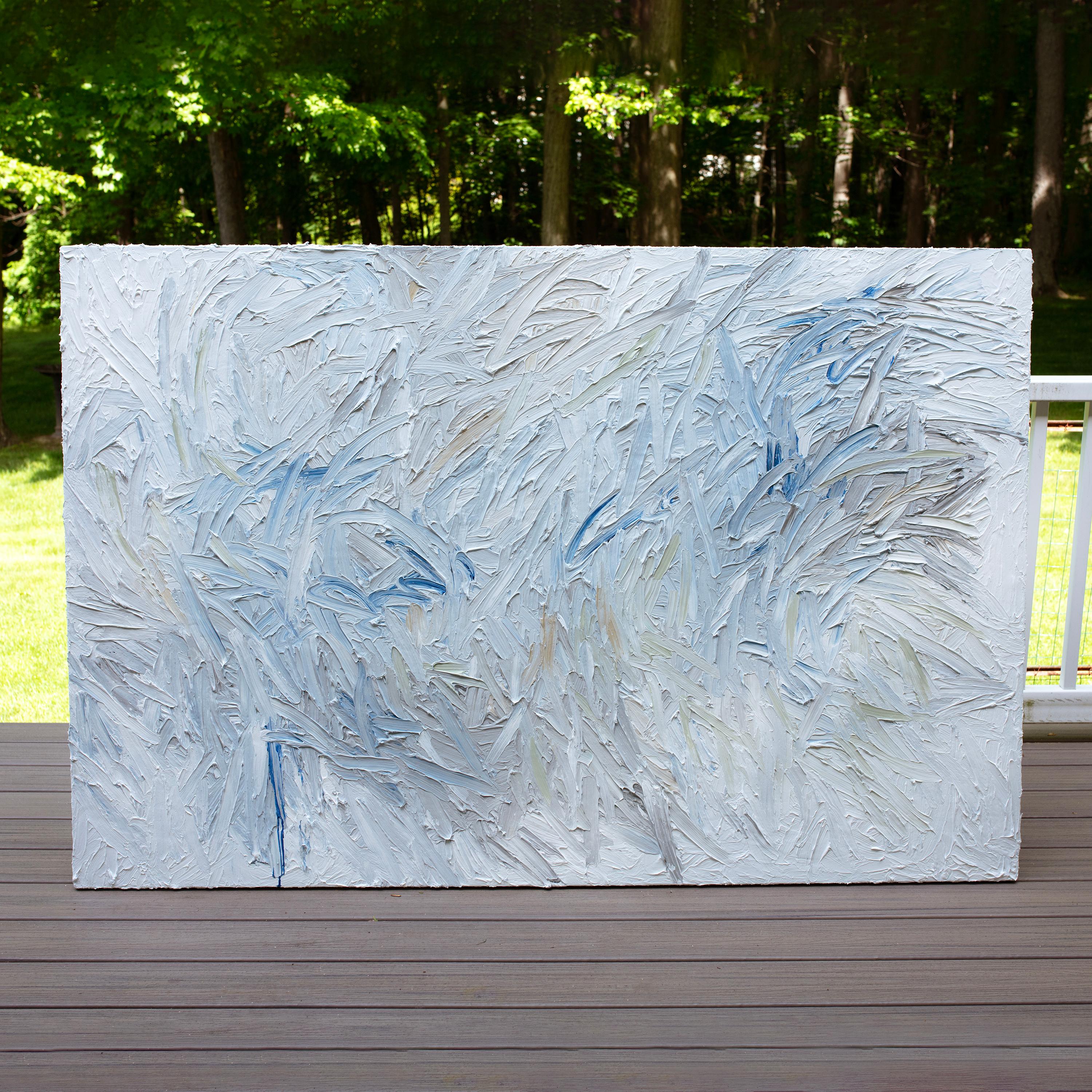 Ce grand tableau abstrait de Teodora Sage présente une palette douce et aérée de blancs pâles, de bleus glacés, de vert sauge et de gris lavande. L'artiste construit la composition avec des coups de couteau à palette dynamiques, superposés dans un
