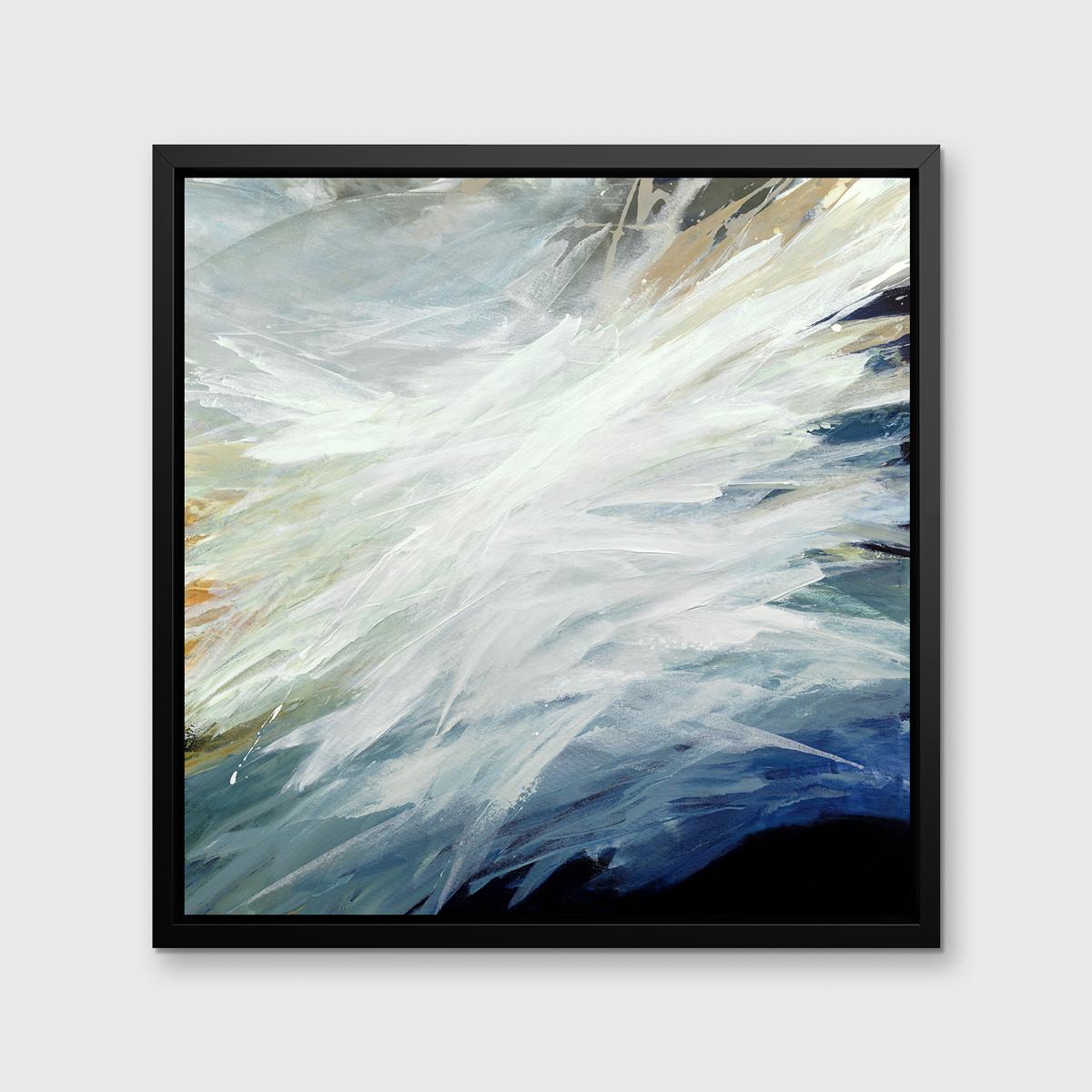 Cette impression abstraite contemporaine en édition limitée de Teodora Guererra présente une palette froide, avec des tons variés de bleu superposés et des accents chauds d'ocre jaune. De grandes touches de blanc sont superposées, ajoutant du