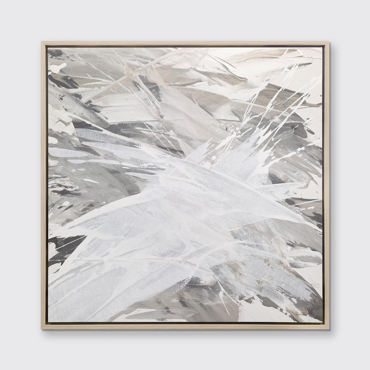 Dieser zeitgenössische Druck in limitierter Auflage von Teodora Guererra zeichnet sich durch eine warme Grau- und Weißpalette aus, die durch Schichten von  schwungvolle neutrale Farben, die über die Komposition spritzen. Dieser Druck lässt sich