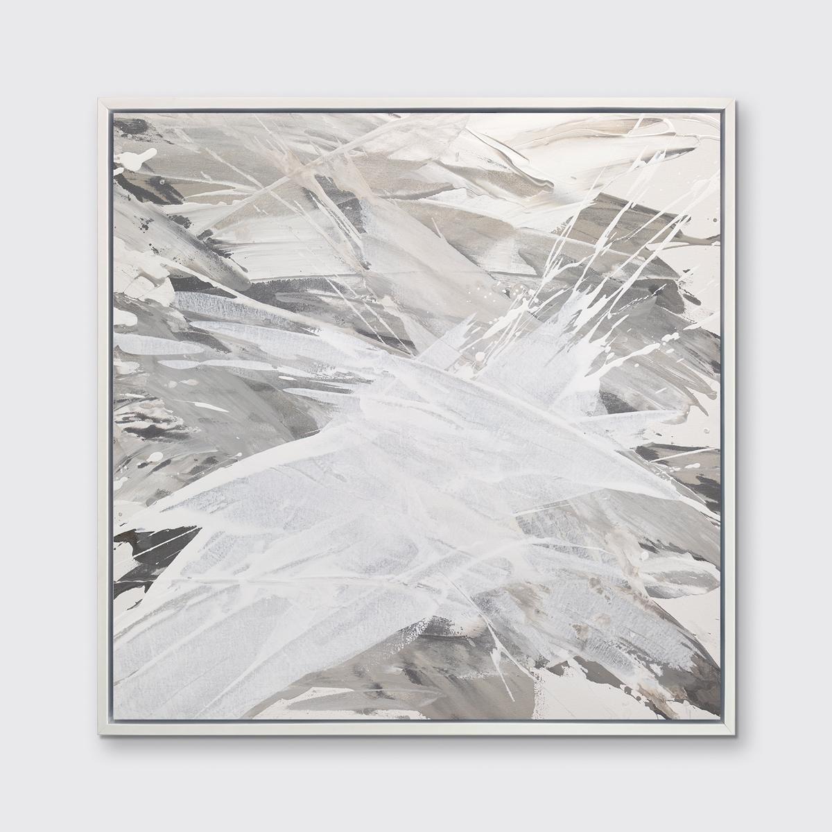 Dieser zeitgenössische Druck in limitierter Auflage von Teodora Guererra zeichnet sich durch eine warme Grau- und Weißpalette mit Schichten von  schwungvolle neutrale Farben, die über die Komposition spritzen. Dieser Druck lässt sich wunderbar mit