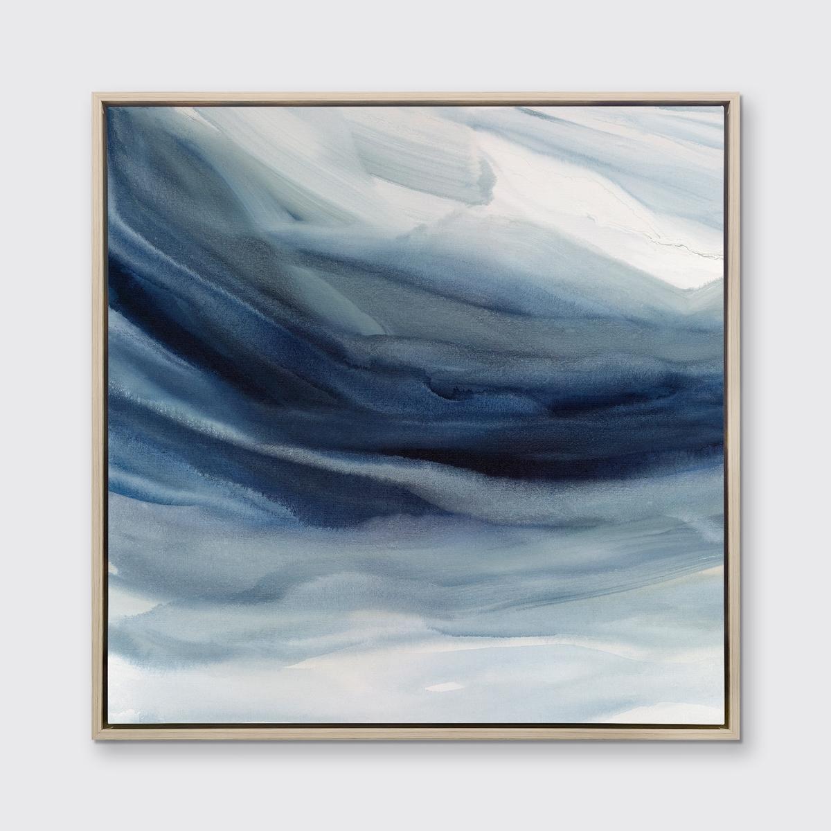 Dieser zeitgenössische Druck in limitierter Auflage von Teodora Guererra zeichnet sich durch kühle Blau- und Weißtöne und eine abstrakte Küstenästhetik aus. Dieser Druck passt hervorragend zu Indigo Sea II - einem Druck in limitierter Auflage