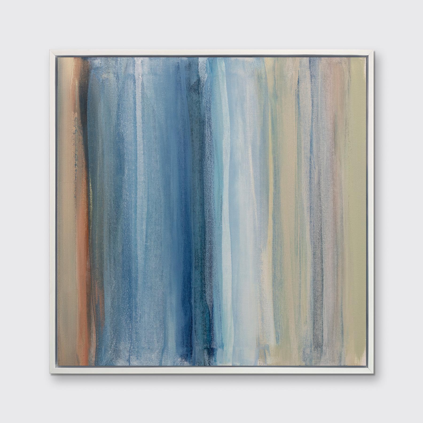Dieser zeitgenössische Druck in limitierter Auflage von Teodora Guererra zeigt eine farbenfrohe Palette aus Weiß, gedämpftem Orange, Grün und verschiedenen Blautönen, die in leichten, vertikalen Strichen zu einer ausgewogenen abstrakten Komposition
