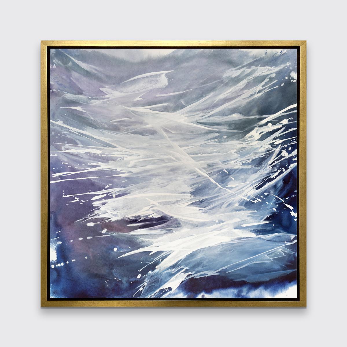 Dieser zeitgenössische abstrakte Druck in limitierter Auflage von Teodora Guererra zeichnet sich durch eine kühle Farbpalette aus, bei der sich blaue, graue, violette und weiße Farbtöne in schwungvollen Gesten über das Werk verteilen.

Dieser