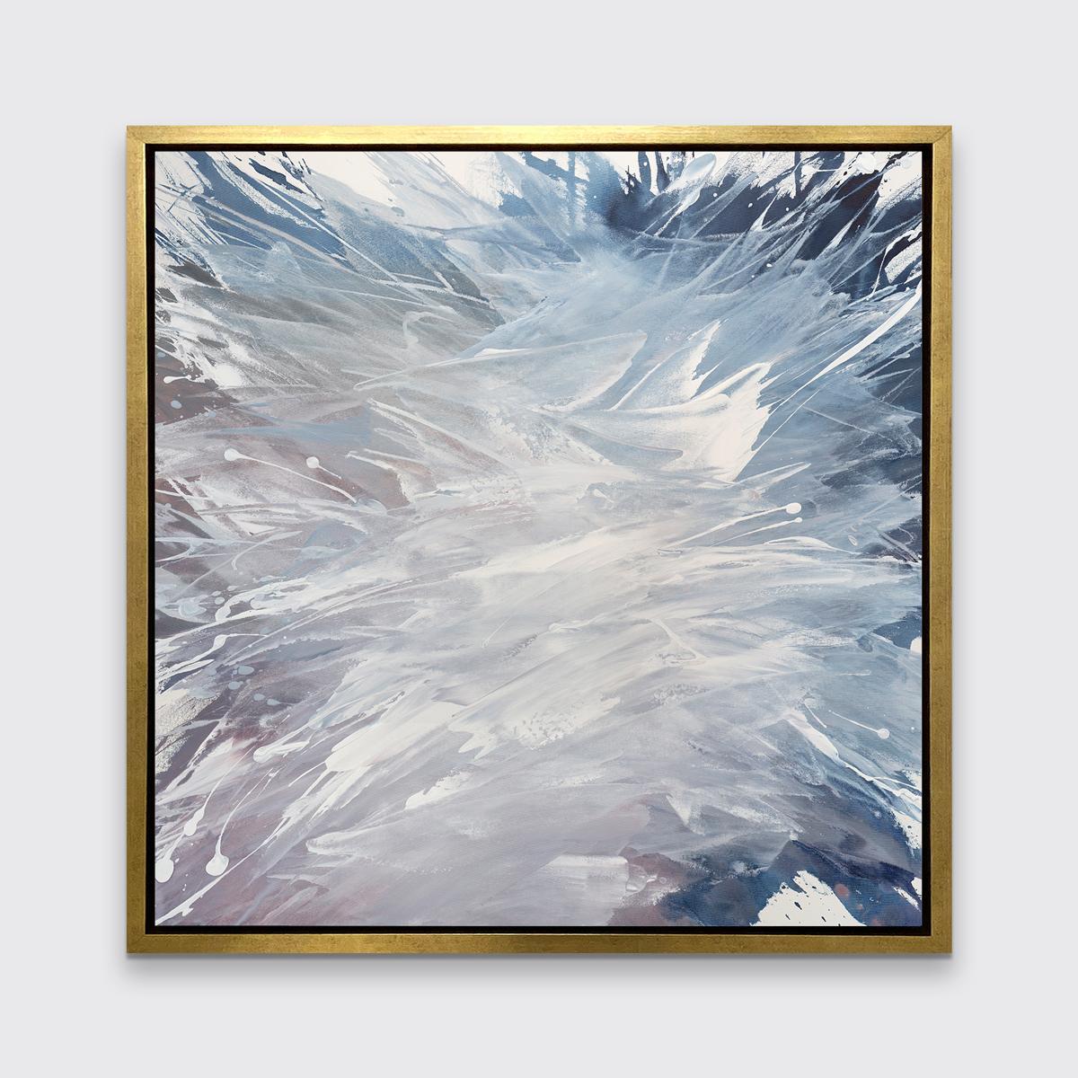 Cette impression abstraite contemporaine en édition limitée de Teodora Guererra présente une palette froide avec différentes nuances de bleu, ainsi qu'un violet et un blanc chauds, et des gestes larges et balayés, créant un effet presque