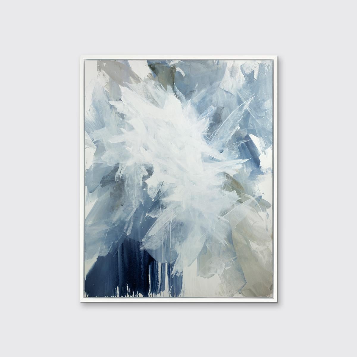 Cette impression contemporaine en édition limitée de Teodora Guererra présente de grands traits énergiques de dents bleues variables qui se fondent dans un gris neutre chaud et un blanc de recouvrement, ajoutant de la profondeur et de la dimension à