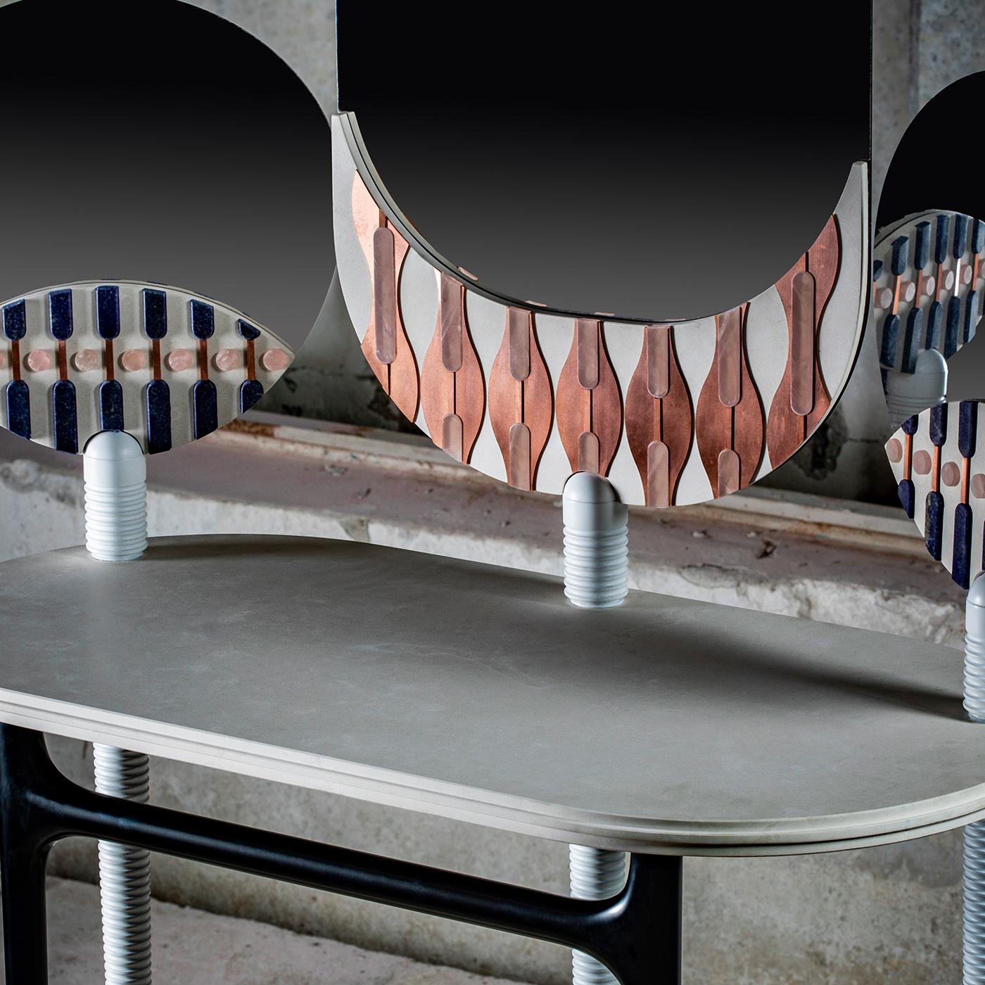 Faisant partie de la collection Bisanzio, cette coiffeuse distinctive se compose d'une structure en bois massif et de cinq pieds élégants (laqués noir opaque à l'avant et blanc opaque à l'arrière) et d'une feuille de fer vernie avec une poudre noire