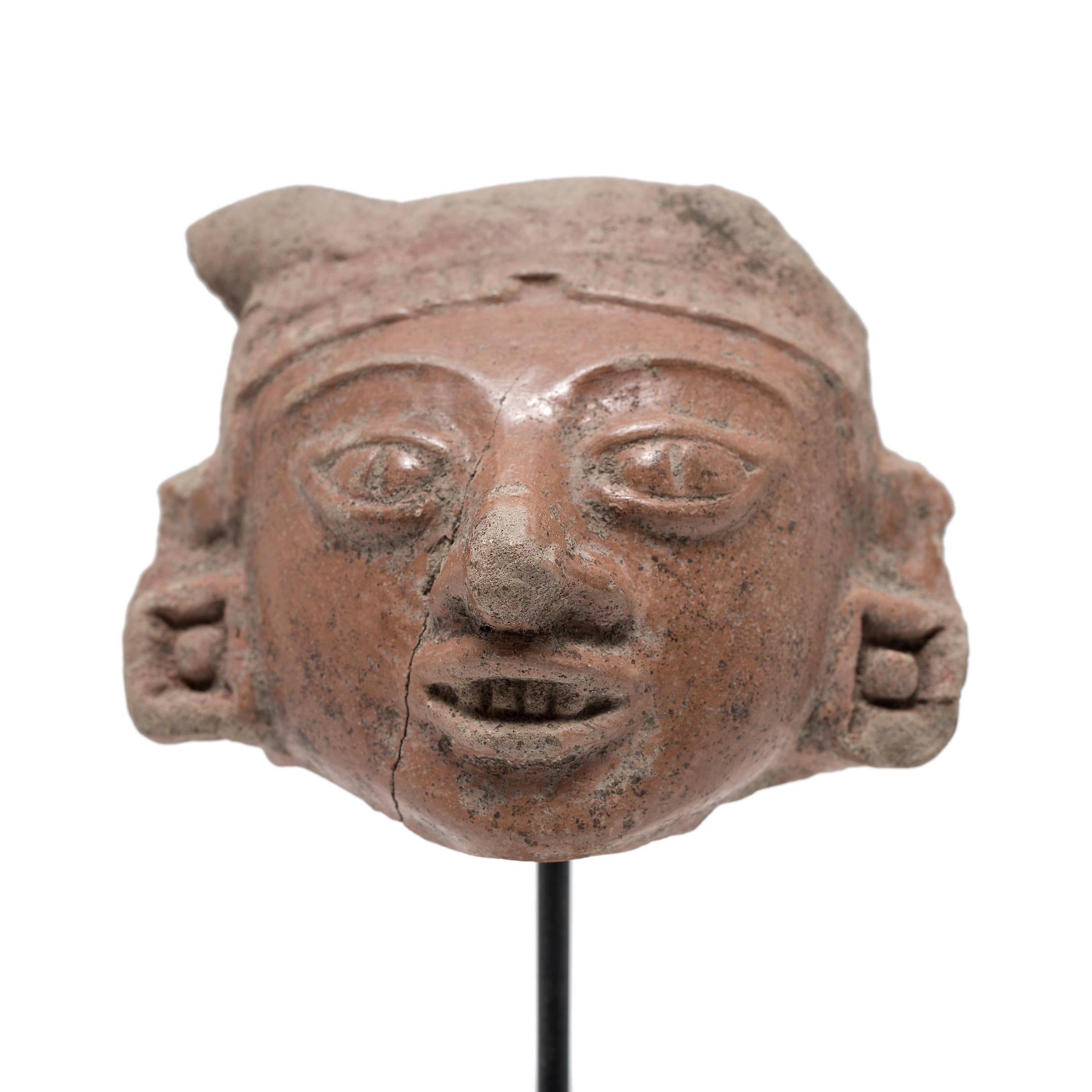 Dieses interessante Kopffragment war einst an einer um 400 n. Chr. gefertigten Büste oder Vollplastik angebracht. Mesoamerika. Steingutfiguren wurden während der gesamten Geschichte Teotihuacans in großer Zahl hergestellt. Nach 250 n. Chr. nahm die