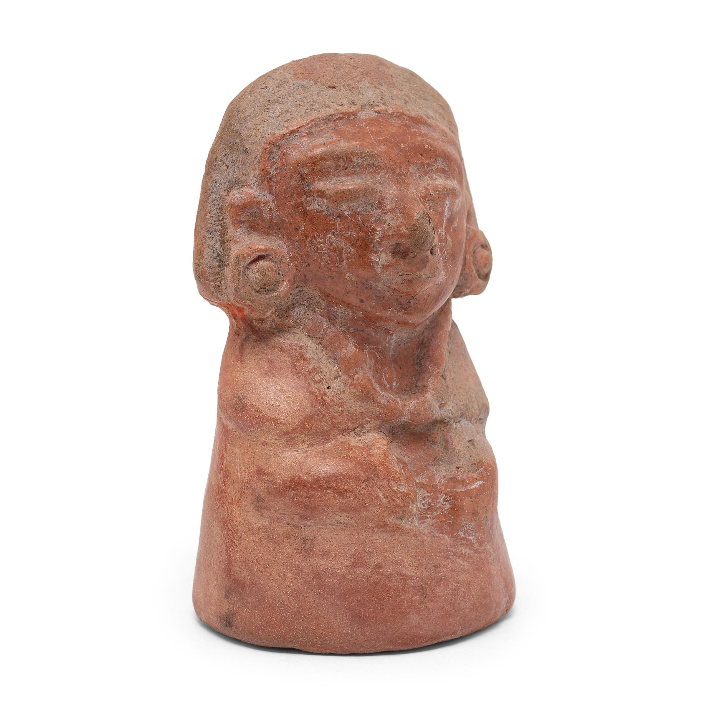 Esta intrigante figura de cerámica roja fue elaborada en el año 400 d.C. en la antigua región mexicana de Teotihuacán. Las figurillas de barro se fabricaron en gran abundancia a lo largo de la historia de Teotihuacan. Después del año 250 d.C., los