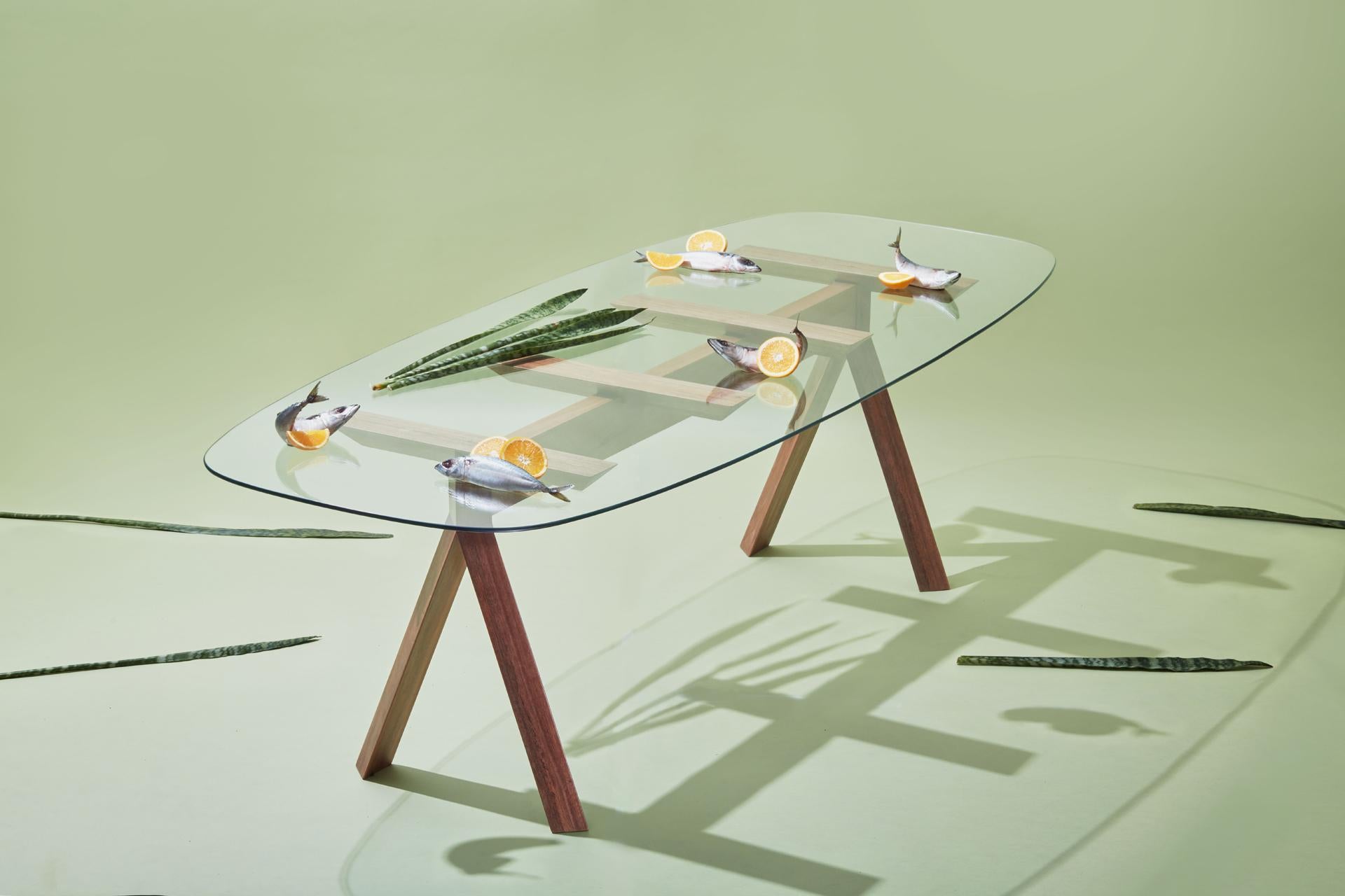 Tepac Esstisch aus Hartholz mit Glasplatte, brasilianisches zeitgenössisches Design (Sonstiges) im Angebot