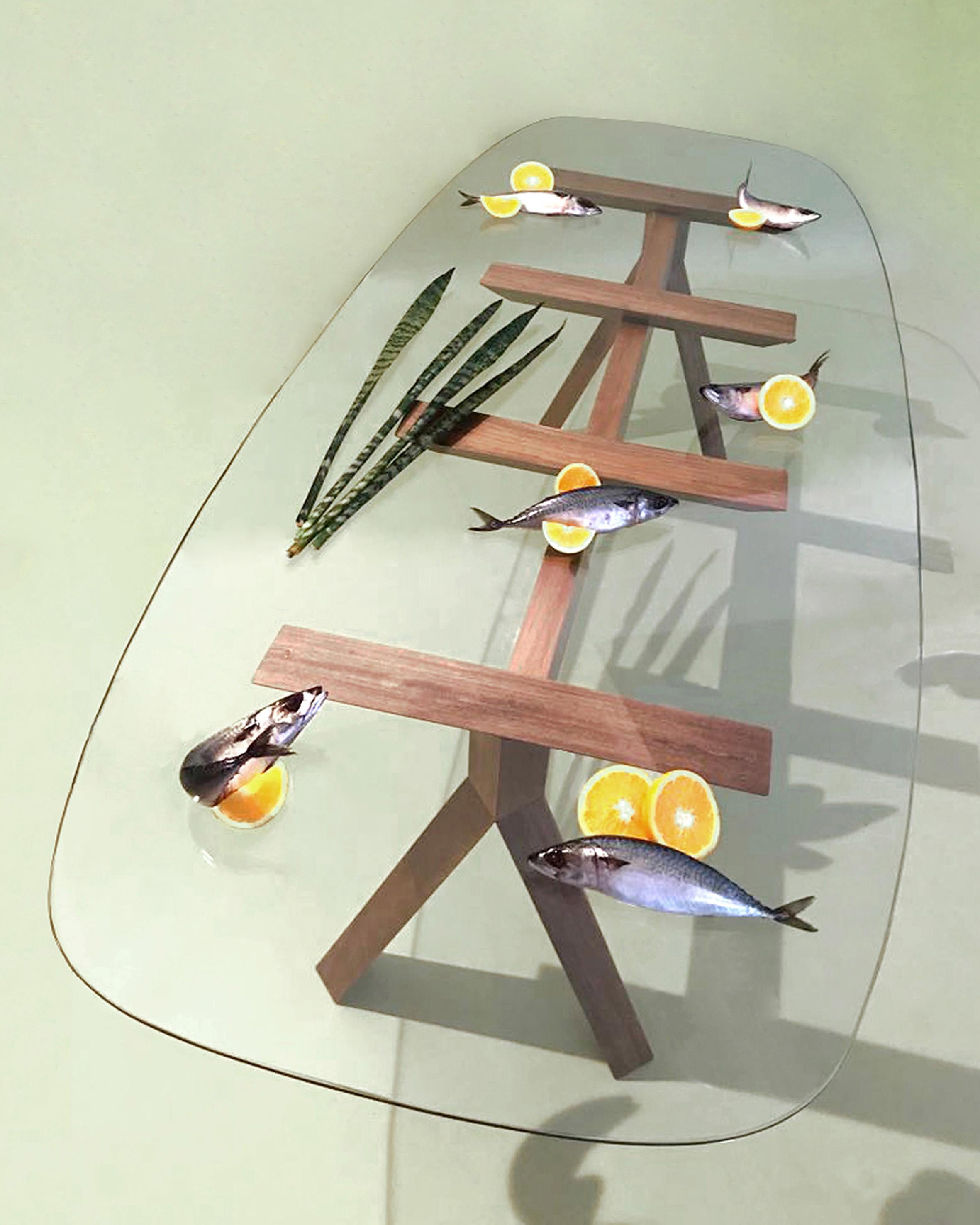 Brésilien Table de salle à manger Tepac en bois dur avec plateau en verre, design contemporain brésilien en vente