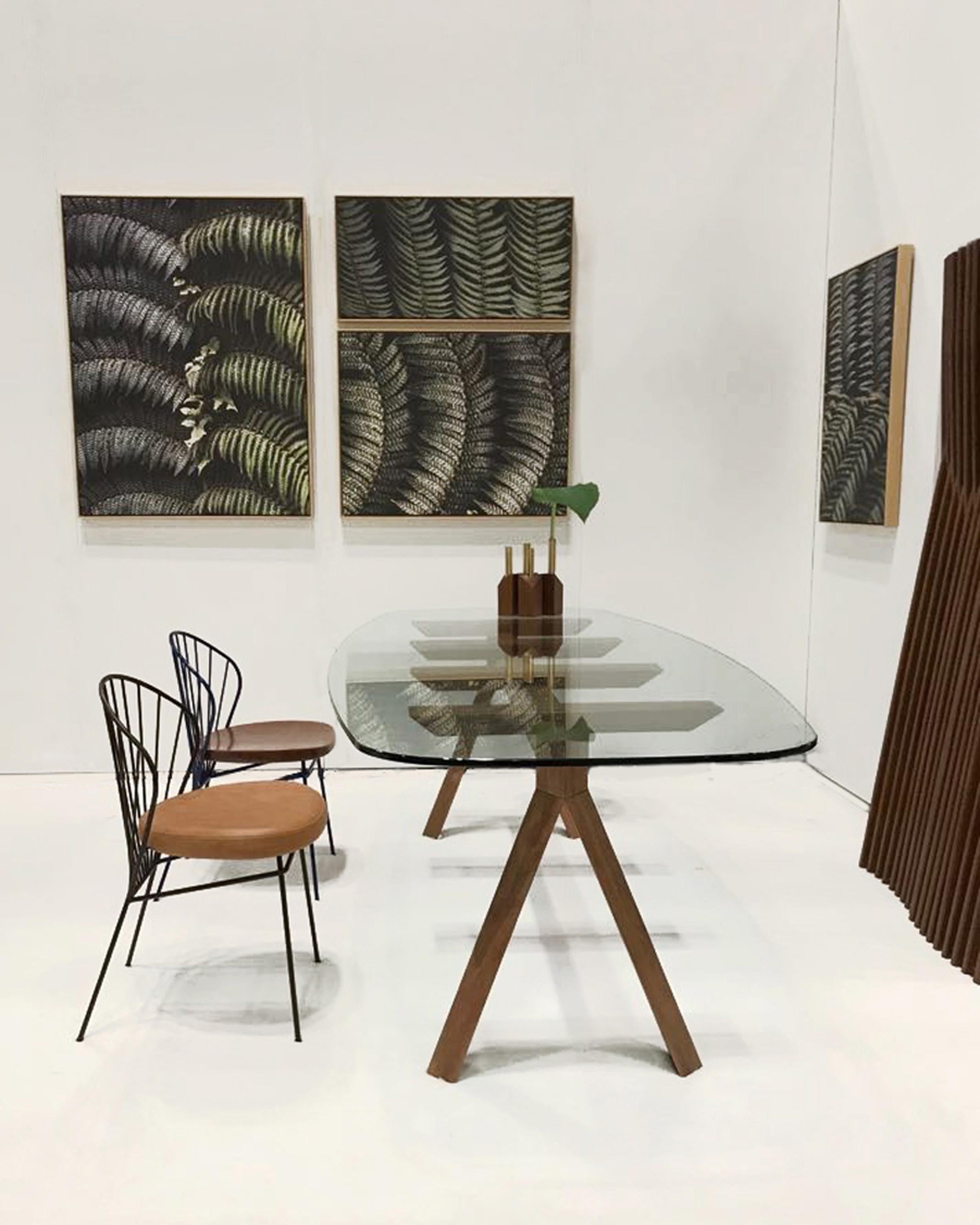 Trempé Table de salle à manger Tepac en bois dur avec plateau en verre, design contemporain brésilien en vente