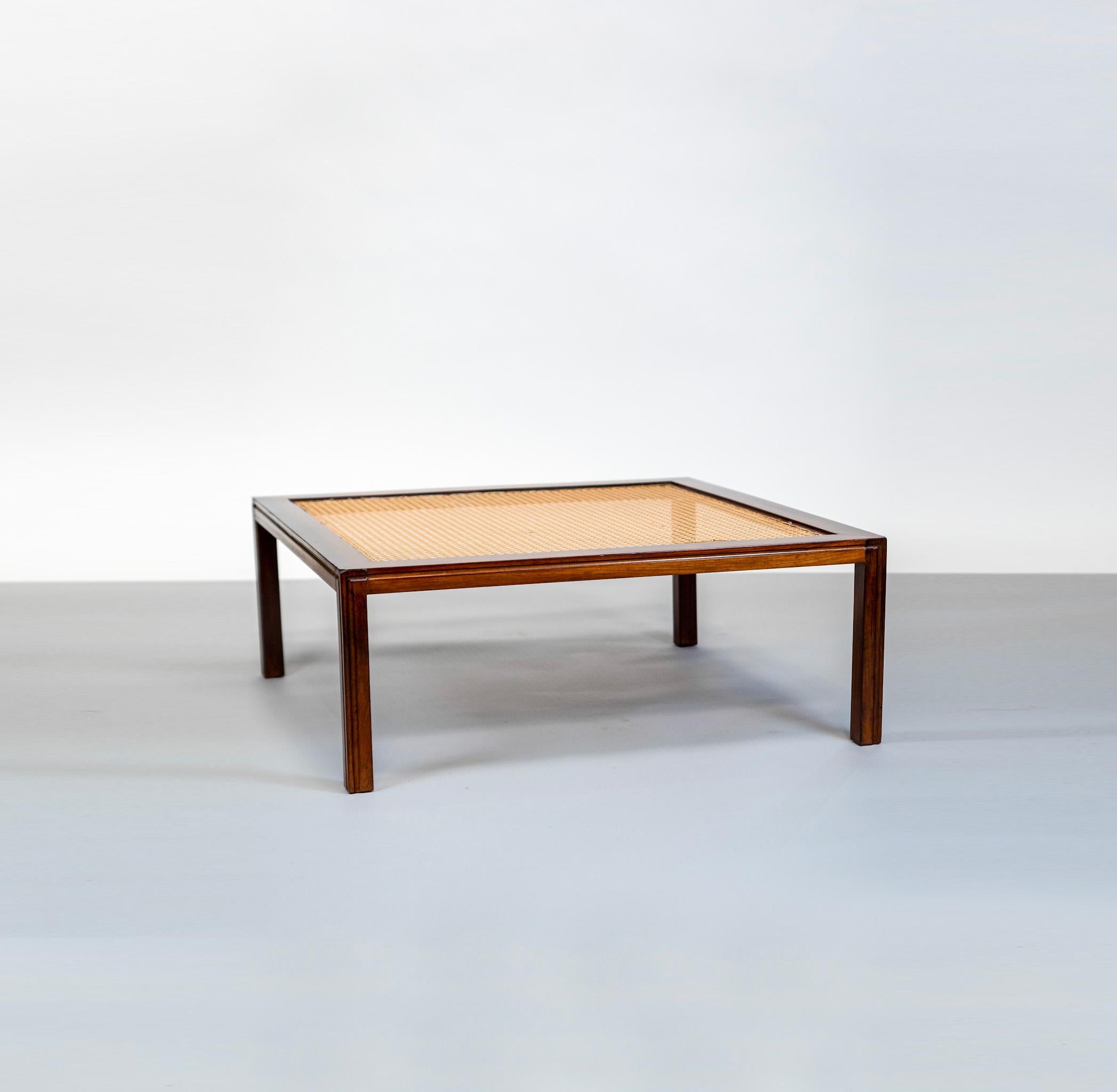 This coffee table made in the 1960s by the Brazilian workshop Teperman owes its charm to its deliberately refined design highlighting the great beauty of solid wood in the warm shades of which it is composed. It rests on four rectangular and